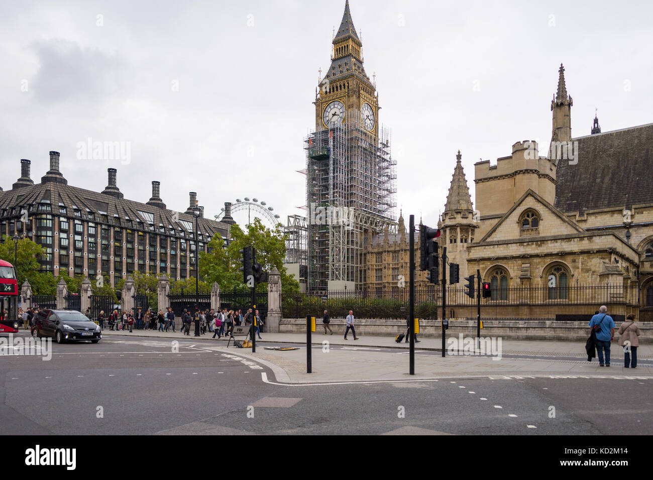 London, Großbritannien. 9. Okt. 2017. die Kosten für die Renovierung der Turm, in dem sich Big Ben in 16 Monaten hat mehr als von geschätzten € 29 m im Frühjahr 2016 verdoppelt, bis 61 m £. Die Uhr ist demontiert, Stück für Stück, mit jedem Cog untersucht und restauriert, das Glas repariert werden, und die Hände ausgebaut und renoviert. Obwohl Mechanismus der Uhr wird auch zerlegt, mindestens ein zifferblatt funktionieren weiterhin über eine temporäre moderne elektrische System sein, aber Gerüst deckt drei der vier Gesichter bis Ende Oktober. Credit: Velaren Grant/zuma Draht/alamy leben Nachrichten Stockfoto