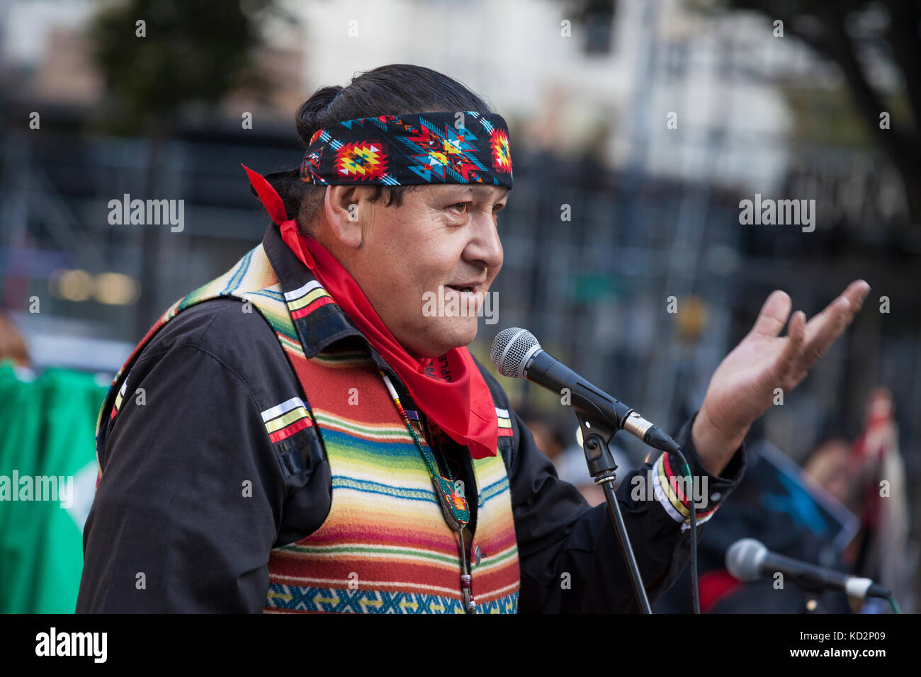 Seattle, USA. 09 Okt, 2017. Raymond Kingfisher der nördlichen Cheyenne Stamm spricht am Tag der indigenen Völker März und Feier in Westlake Park. Seattle hat gefeiert der indigenen Völker Tag anstelle von Columbus Tag seit einer einstimmigen Stadtrat stimmen der bundesweiten Feiertag zu Ehren aller indigenen Völker im Jahr 2014 umbenannt. Credit: Paul Christian Gordon/alamy leben Nachrichten Stockfoto