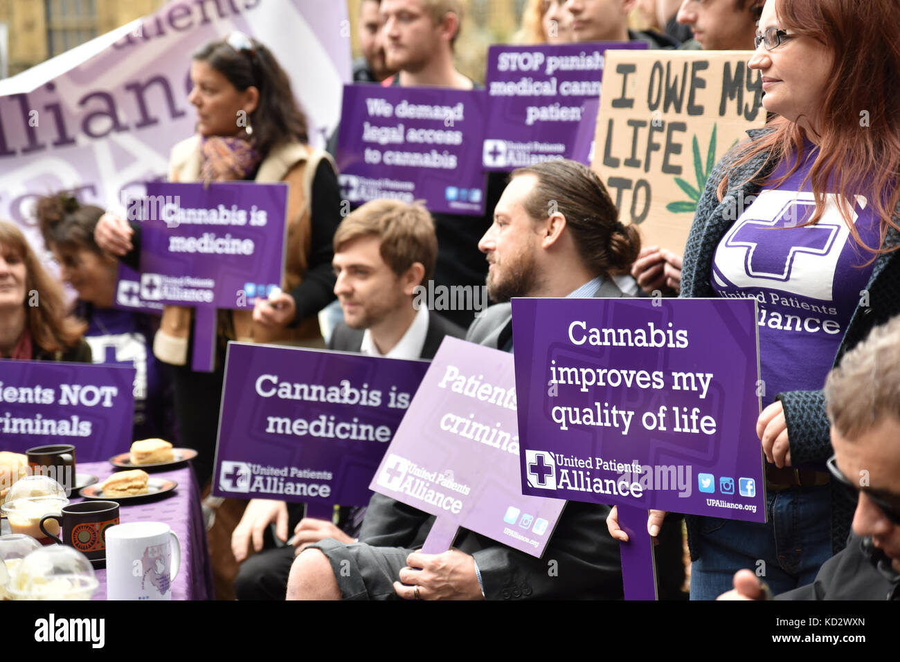 Parlament, London, UK. 10 Okt, 2017. Patienten an das Parlament Protest außerhalb der Häuser des Parlaments fordert legale medizinische Zugang zu Cannabis. Credit: Matthew chattle/alamy leben Nachrichten Stockfoto