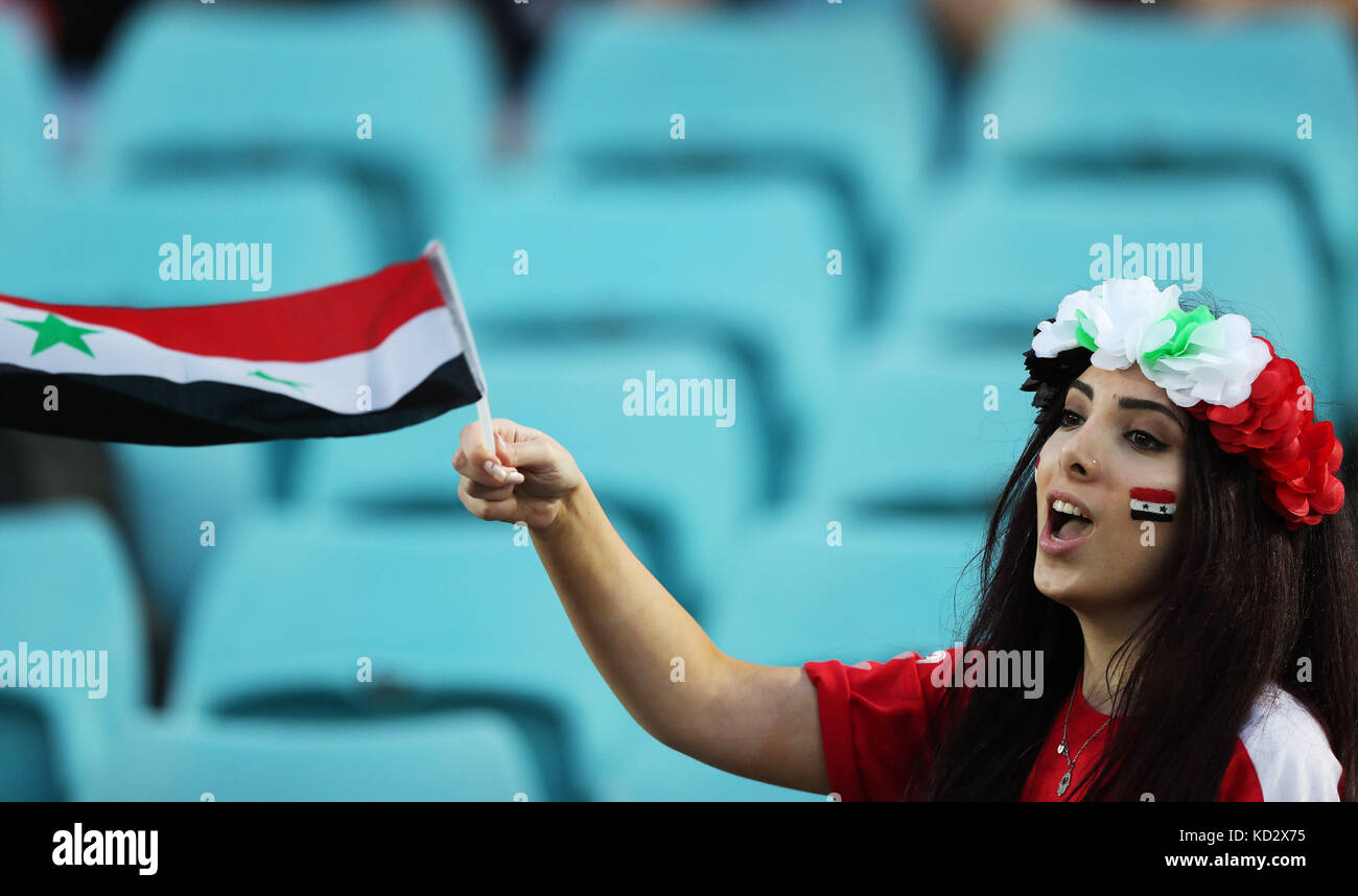 Sydney, Australien. Oktober 2017. Ein Mädchen jubelt Syrien beim Spiel der Qualifikation zur FIFA-Weltmeisterschaft 2018 Asien Playoff zwischen Australien und Syrien im Sydney Olympiastadion in Sydney, Australien, 10. Oktober 2017. Australien gewann mit 2:1. Quelle: Bai Xuefei/Xinhua/Alamy Live News Stockfoto