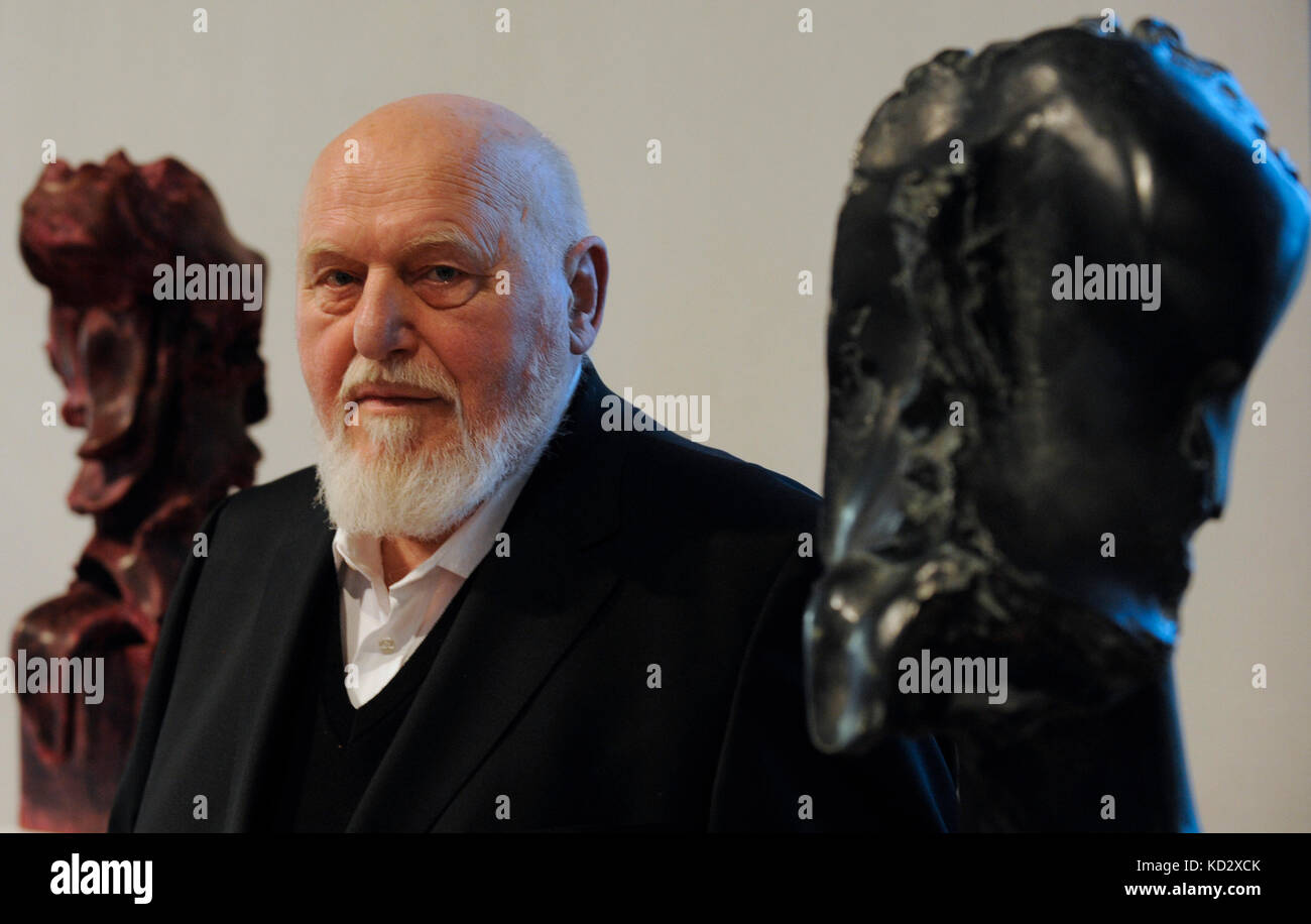 ***AKTENFOTO VOM 10. APRIL 2012*** der tschechische Bildhauer Jan Koblasa, der seit 1968 in Deutschland im Exil lebte, starb am Dienstag, 3. Oktober, zwei Tage vor seinem 85. Geburtstag, Galeristen-Inhaber Jiri Rybar und Kuratorin Ilona Vichova erzählten heute CTK unter Bezugnahme auf Informationen aus Koblasas Familie. In den 1950er Jahren schloss Koblasa sein Studium an der Akademie der Bildenden Künste in Prag ab und war zusammen mit den Künstlern Karel Nepras und Bedrich Dlouhy eines der Gründungsmitglieder der Smidrove-Gruppe. 1960 organisierte er inoffizielle Ausstellungen Konfrontation I und II. Nach der sowjetischen Besetzung der Tschechoslowakei, die er später in der Tschechoslowakei ausstellte Stockfoto