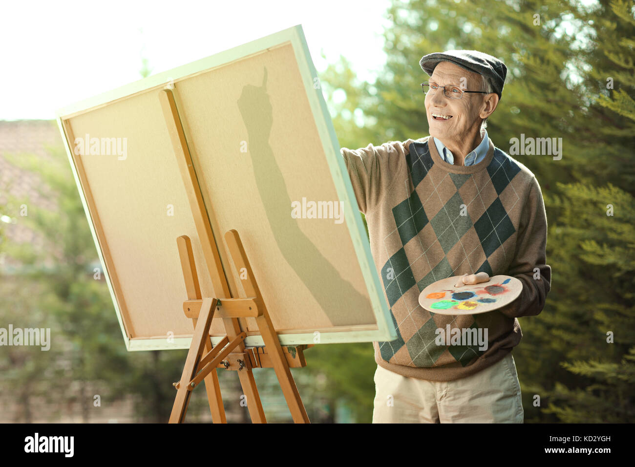 Älterer mann Malerei auf einer Leinwand im Freien Stockfoto