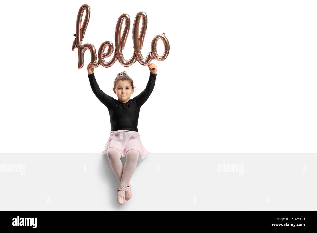 Kleine Ballerina sitzen auf einem Panel und Halten einer Hallo Zeichen auf weißem Hintergrund Stockfoto