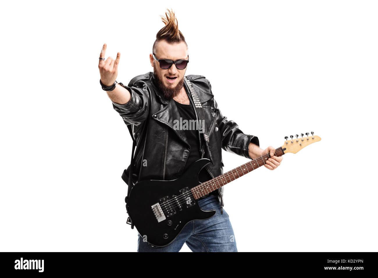 Punker mit einer E-Gitarre, eine rock Geste auf weißem Hintergrund Stockfoto