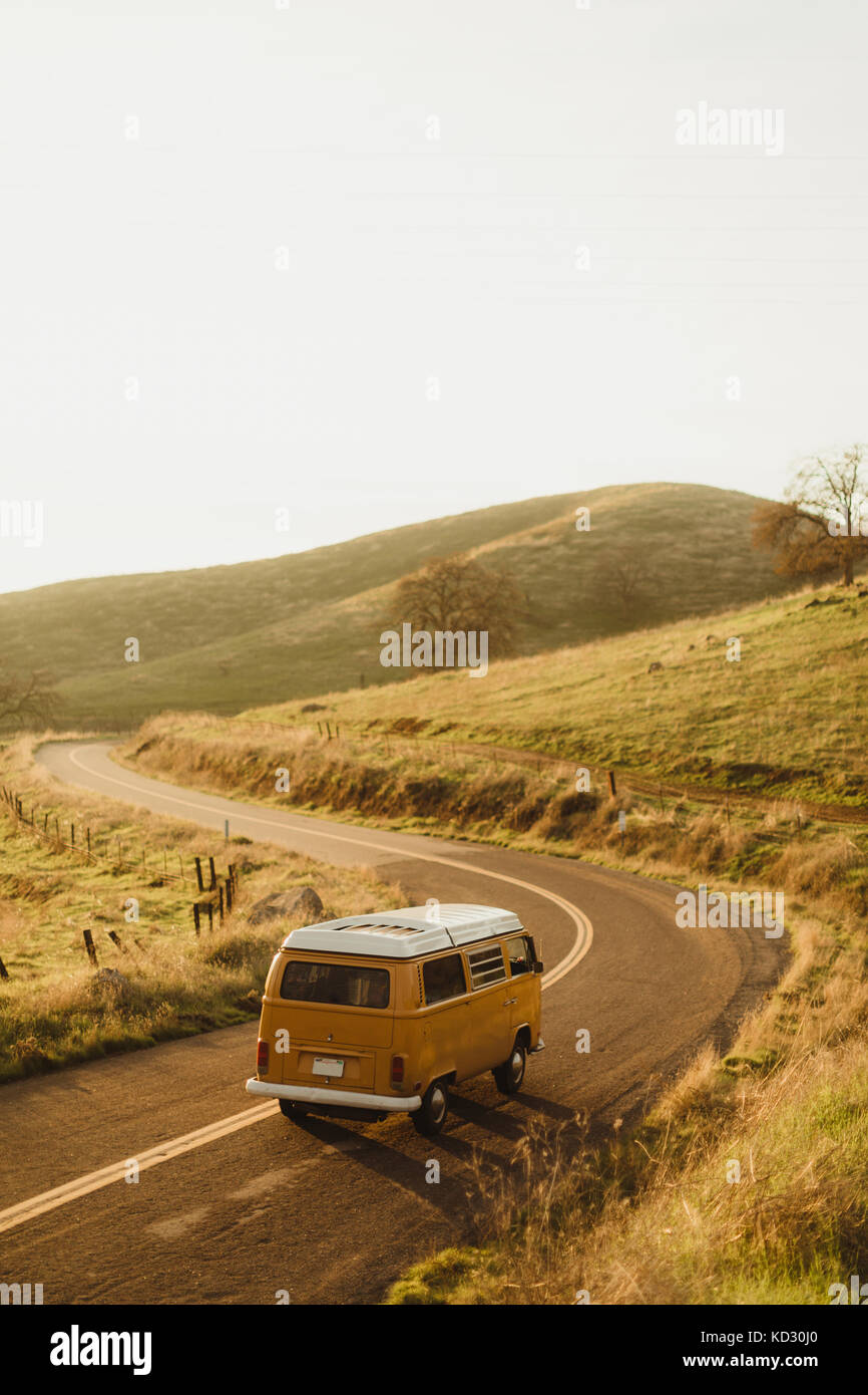 Vintage recreational vehicle entlang der gewundenen Straße fahren, Exeter, Kalifornien, USA Stockfoto