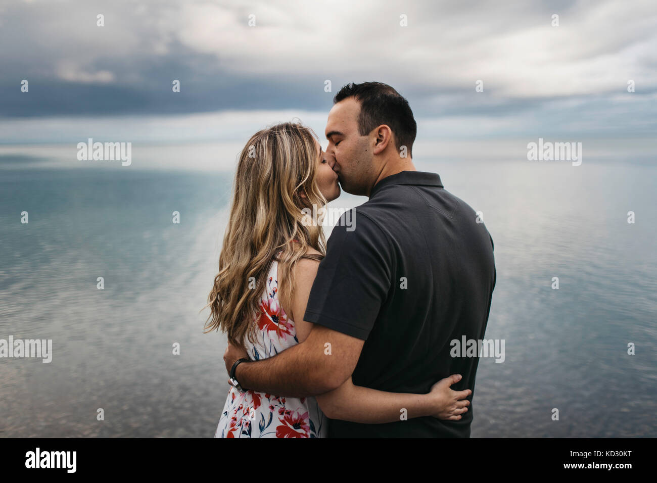 Romantisches Paar küssen durch Wasser, Oshawa, Kanada Stockfoto