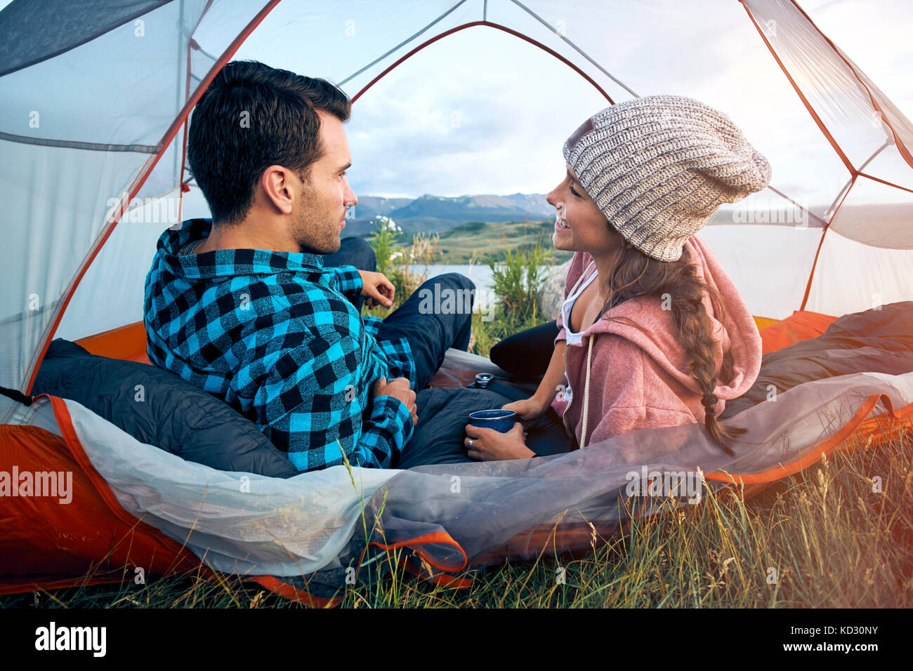Paar entspannende im Zelt, Rückansicht Stockfoto