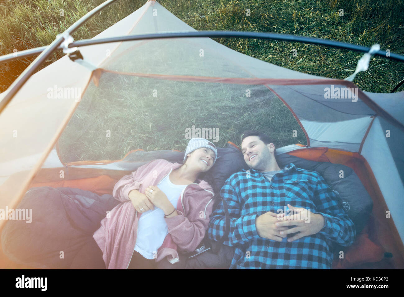 Paar im Zelt liegen, Erhöhte Ansicht Stockfoto