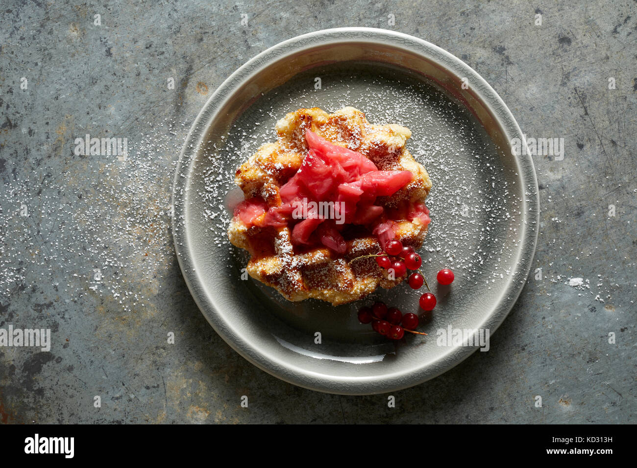 Waffel mit Erdbeer Rhabarber Marmelade, rote Johannisbeeren und Puderzucker Stockfoto