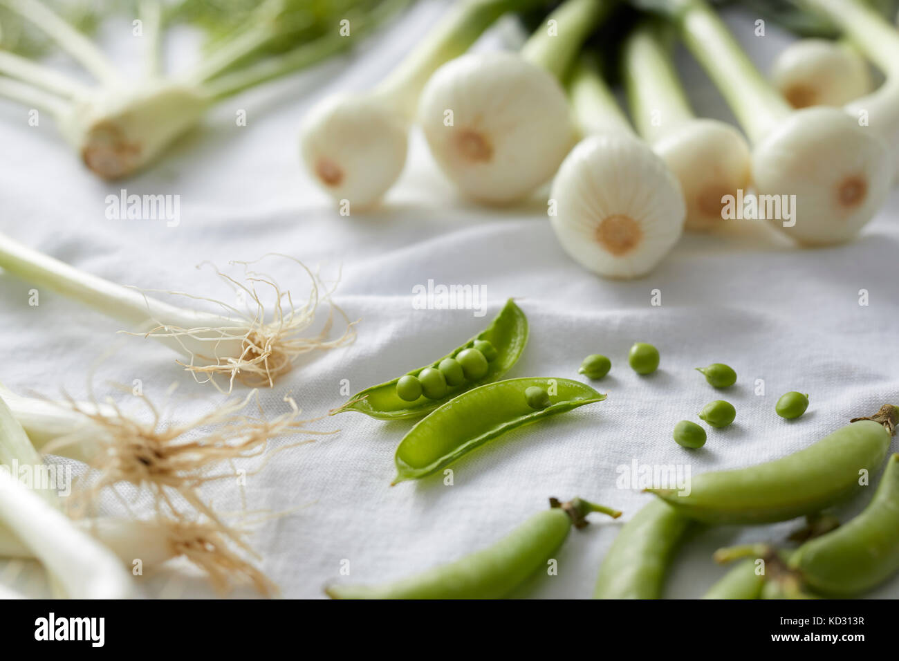 Frisches Gemüse auf weißen Tischdecke Stockfoto