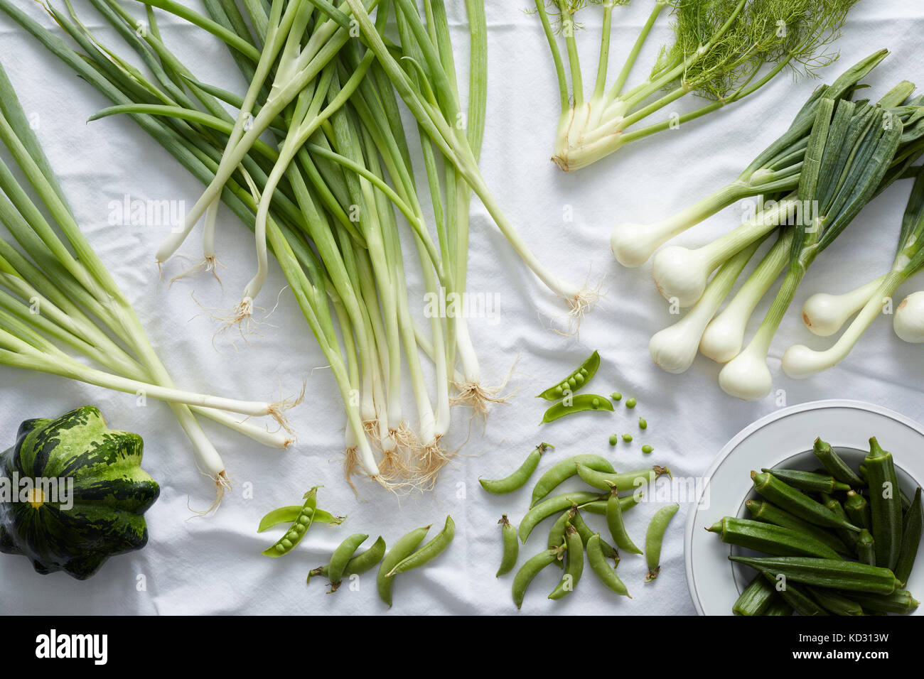 Frisches grünes Gemüse auf weißen Tischdecke Stockfoto