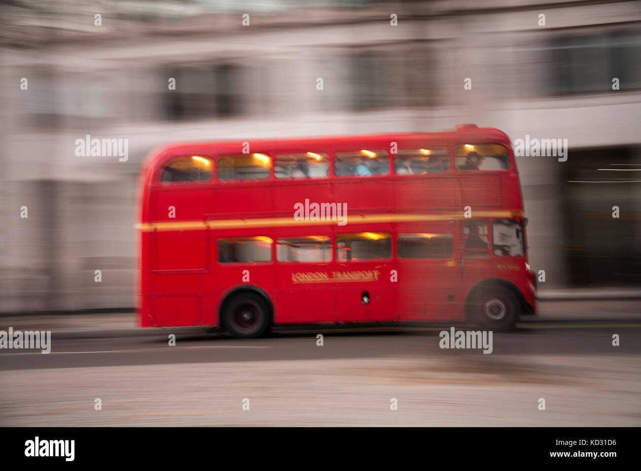 Red London Bus unterwegs Stockfoto
