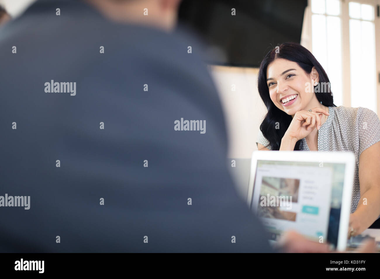 Glückliche junge geschäftsfrau am Schreibtisch arbeiten Stockfoto