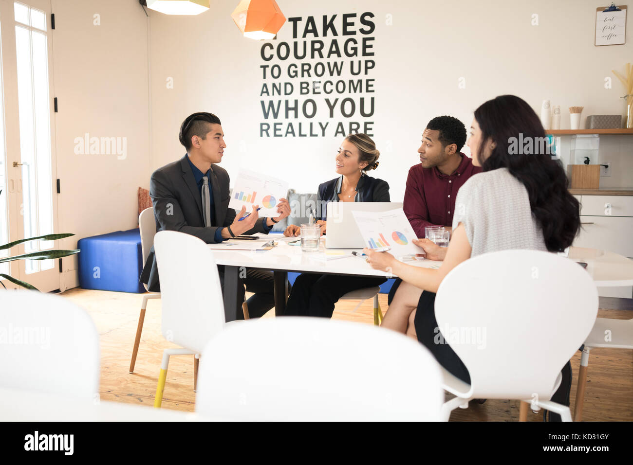Junge Unternehmer erklären bei Team Meeting Stockfoto