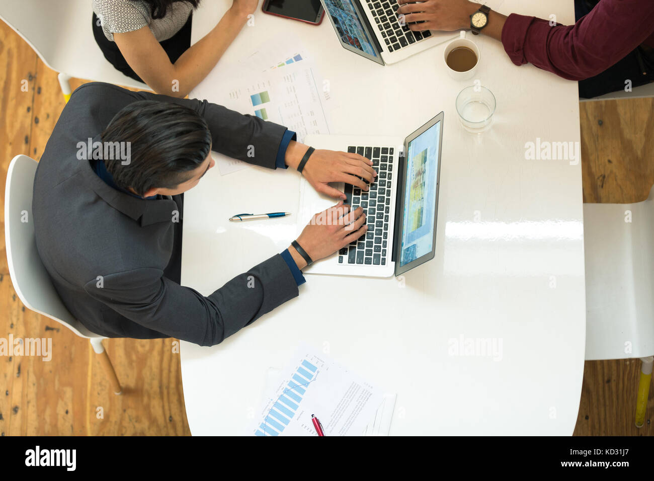 Draufsicht des Geschäftsmannes Tippen auf Laptop im Büro Tabelle Stockfoto