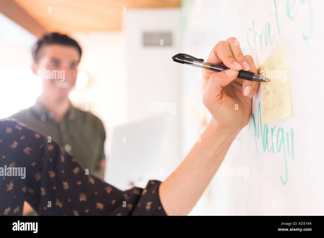 Hand der Geschäftsfrau Schreiben auf dem Whiteboard Haftnotizen Stockfoto