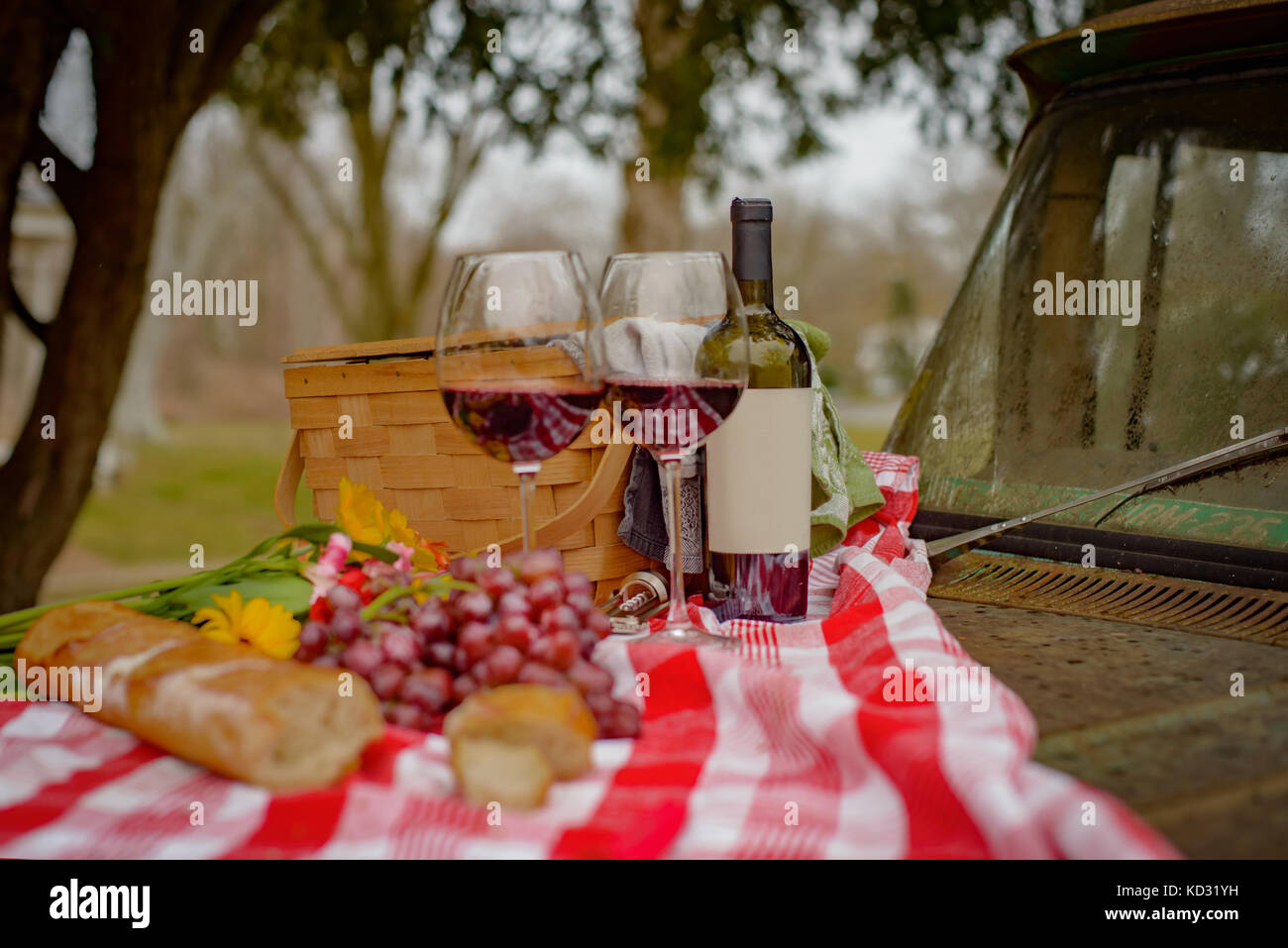 Das Essen bei einem Picknick für zwei auf Motorhaube Stockfoto