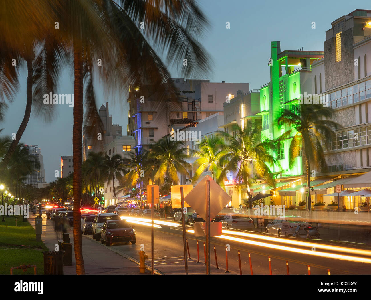 Ocean Beach leuchtet in der Dämmerung, Miami Beach, Florida, Usa, Nordamerika Stockfoto