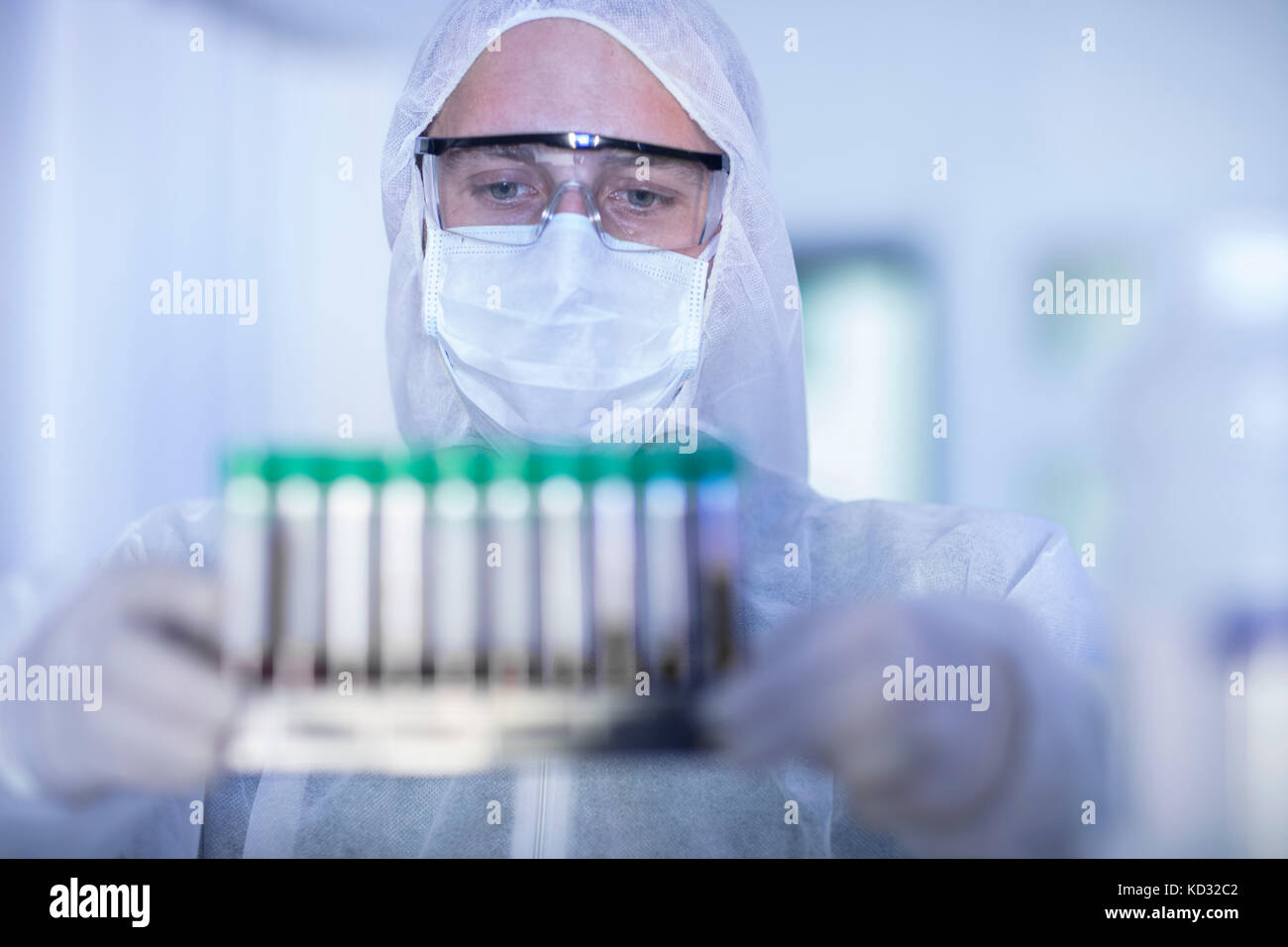 Labor Arbeitnehmer holding Reagenzglasständer Stockfoto