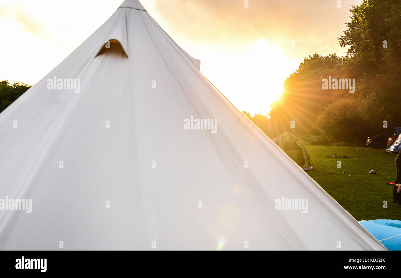 Weiße Zelt auf dem Campingplatz bei Sonnenuntergang Stockfoto