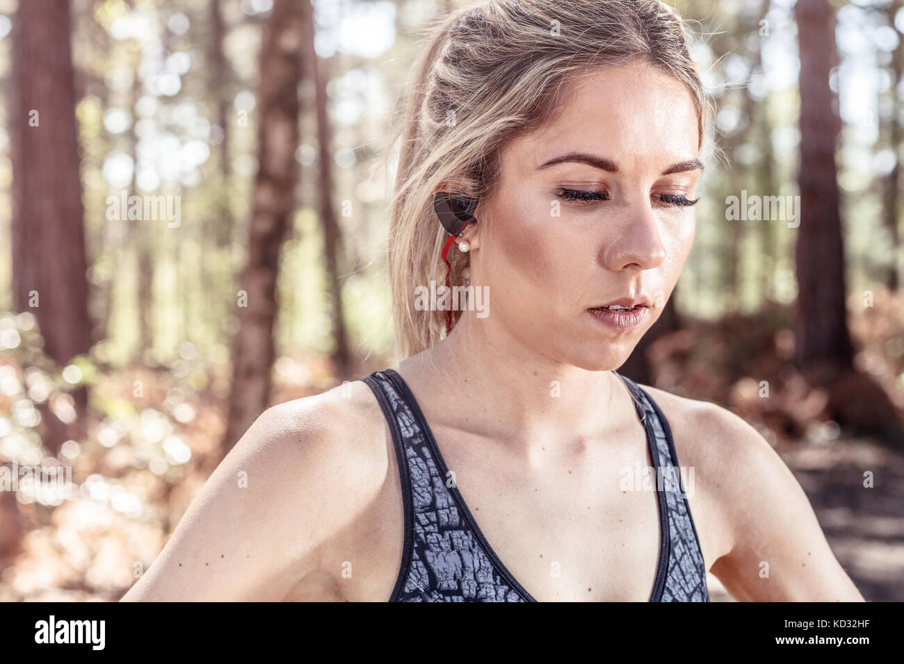 Junge Frau in ländlicher Umgebung, tragen Sport Bekleidung, close-up Stockfoto