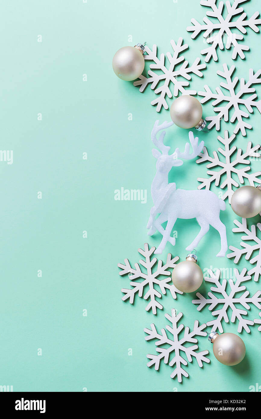 Elegante Weihnachten Neujahr Grußkarte Plakat weiße Rentiere Schnee flocken Ball auf hellem Türkis blauen Hintergrund. Kopieren Sie Raum. skandinavischen Stil. cr Stockfoto