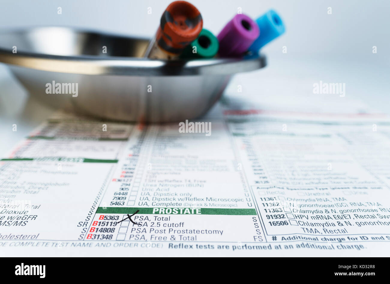 Bloodwork Anforderungsformular und Phiolen der Blutproben, die in der Niere dish Stockfoto