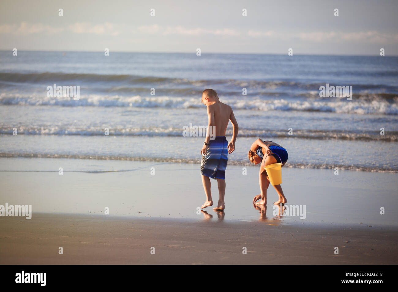 Mädchen und Jungen, auf den Beach, North Myrtle Beach, South Carolina, USA, Nordamerika Stockfoto