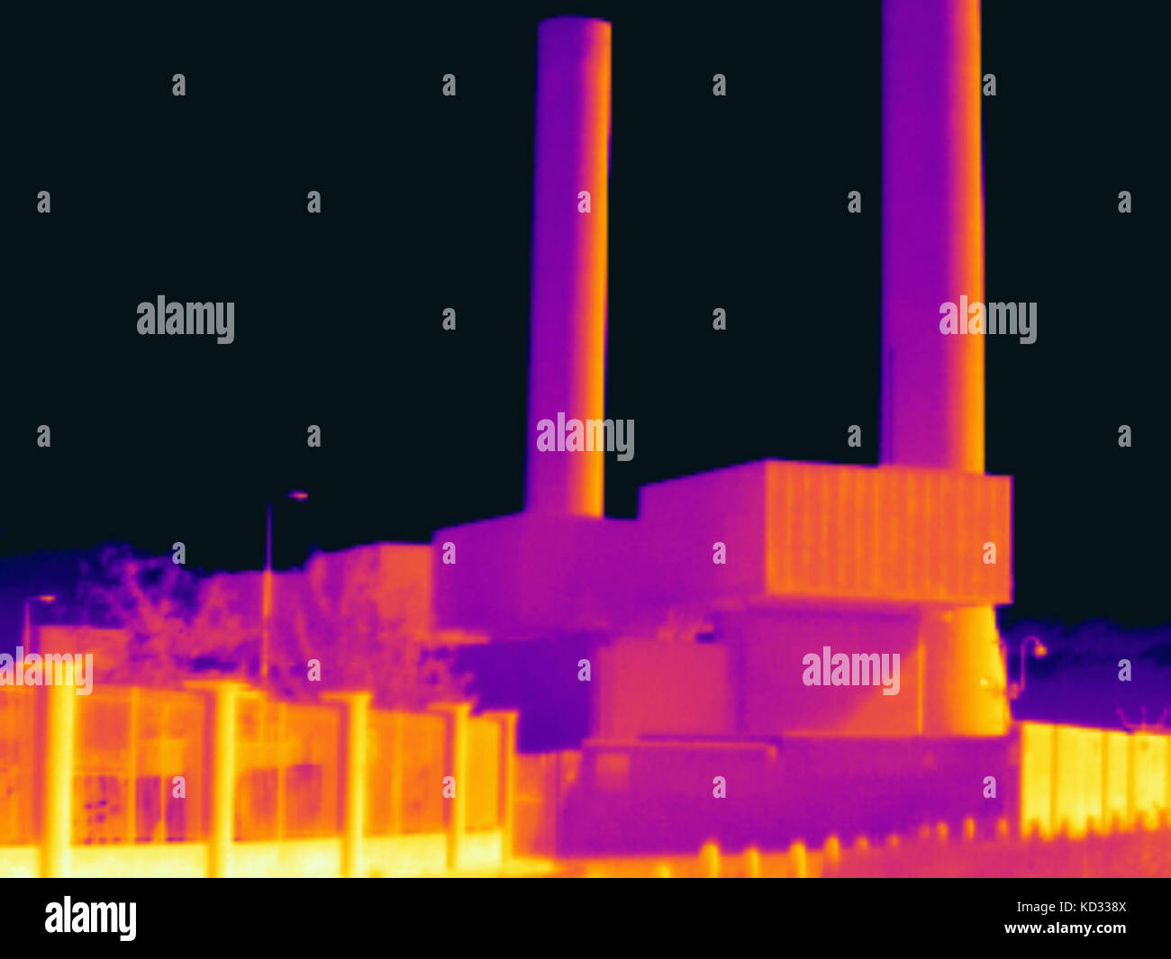 Wärmebild von West London power station und der damit verbundenen hohen Spannung Übertragungseinrichtungen Stockfoto