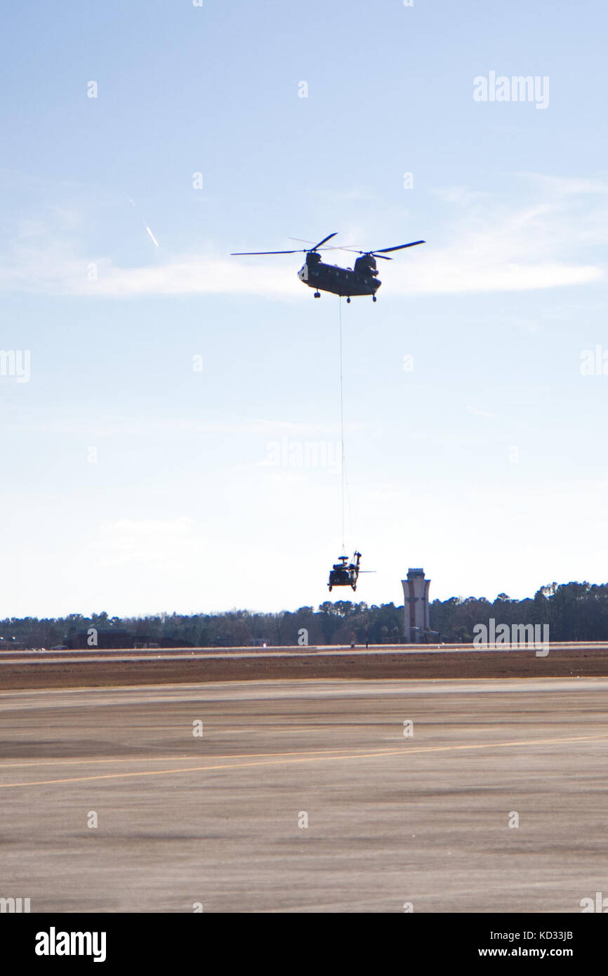 Us-Soldaten aus dem s.c. Army National Guard Schlinge laden ein UH-60 Black Hawk von Abteilung 2, Firma f, 1-171 st allgemeine Unterstützung aviation Battalion, s.c. Army National Guard, mcentire joint National Guard, der eastover, s.c. dez. 7, 2014. Die Black Hawk, eine Notlandung in einem offenen Feld dez. 3, 2014 Aufgrund einer main Rotor Blade Fehlfunktion in Columbia, s.c. der Black Hawk wurde durch den Unfall Review Board zur Verwertung freigegeben und wurde über Sling - Last unter einem s.c. Army National Guard CH-47 Chinook Hubschrauber von Abteilung 1, B-Company, 2-238 th allgemeine Unterstützung avia transportiert Stockfoto