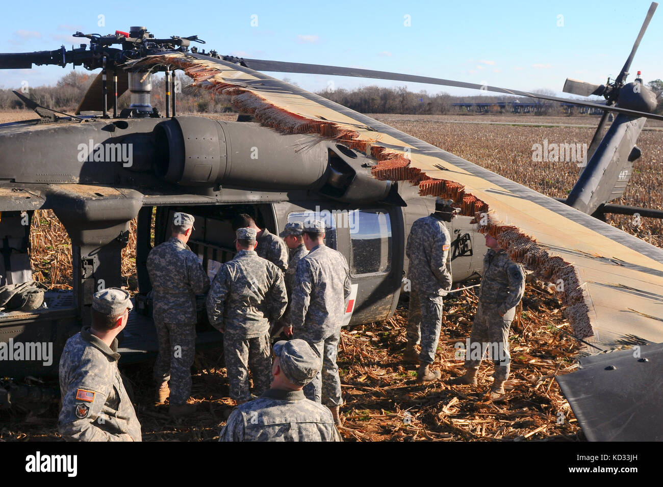 Us-Soldaten aus dem s.c. Army National Guard Arbeit auf ein UH-60 Black Hawk von loslösung 2 bereiten, Firma f, 1-171 st allgemeine Unterstützung aviation Battalion, s.c. Army National Guard, für Schleuder-load Bewegung zu mcentire joint National Guard, der eastover, s.c. dez. 7, 2014. Die Black Hawk, eine Notlandung in einem offenen Feld dez. 3, 2014 Aufgrund einer main Rotor Blade Fehlfunktion in Columbia, s.c. der Black Hawk wurde durch den Unfall Review Board zur Verwertung freigegeben und wurde über Sling - Last unter einem s.c. Army National Guard CH-47 Chinook Hubschrauber von Abteilung 1, b-Unternehmen transportiert, Stockfoto