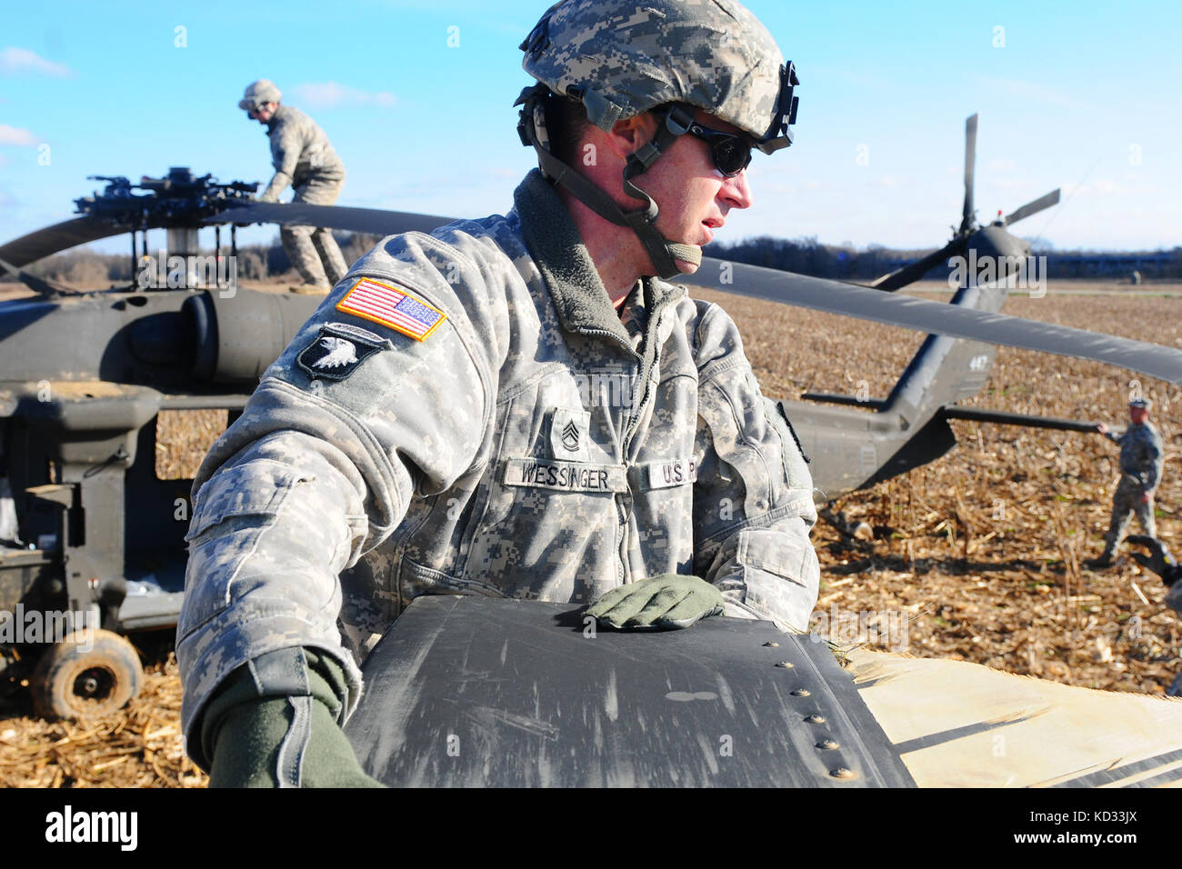 Us-Soldaten aus dem s.c. Army National Guard Arbeit auf ein UH-60 Black Hawk von loslösung 2 bereiten, Firma f, 1-171 st allgemeine Unterstützung aviation Battalion, s.c. Army National Guard, für Schleuder-load Bewegung zu mcentire joint National Guard, der eastover, s.c. dez. 7, 2014. Die Black Hawk, eine Notlandung in einem offenen Feld dez. 3, 2014 Aufgrund einer main Rotor Blade Fehlfunktion in Columbia, s.c. der Black Hawk wurde durch den Unfall Review Board zur Verwertung freigegeben und wurde über Sling - Last unter einem s.c. Army National Guard CH-47 Chinook Hubschrauber von Abteilung 1, b-Unternehmen transportiert, Stockfoto