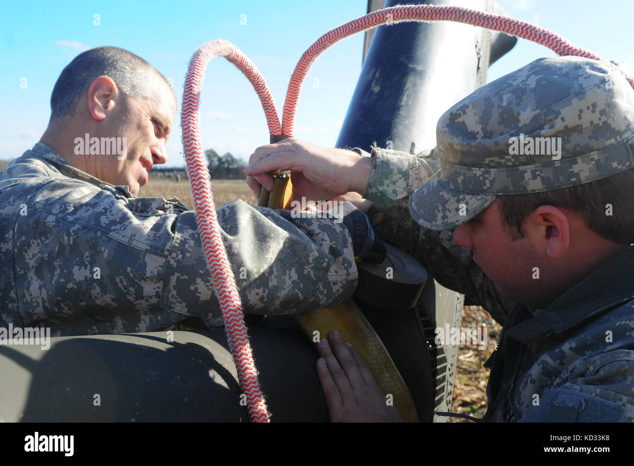 Us-Soldaten aus dem s.c. Army National Guard Arbeit auf ein UH-60 Black Hawk von loslösung 2 bereiten, Firma f, 1-171 st allgemeine Unterstützung aviation Battalion, s.c. Army National Guard, für Schleuder-load Bewegung zu mcentire joint National Guard, der eastover, s.c. dez. 7, 2014. Die Black Hawk, eine Notlandung in einem offenen Feld dez. 3, 2014 Aufgrund einer main Rotor Blade Fehlfunktion in Columbia, s.c. der Black Hawk wurde durch den Unfall Review Board zur Verwertung freigegeben und wurde über Sling - Last unter einem s.c. Army National Guard CH-47 Chinook Hubschrauber von Abteilung 1, b-Unternehmen transportiert, Stockfoto