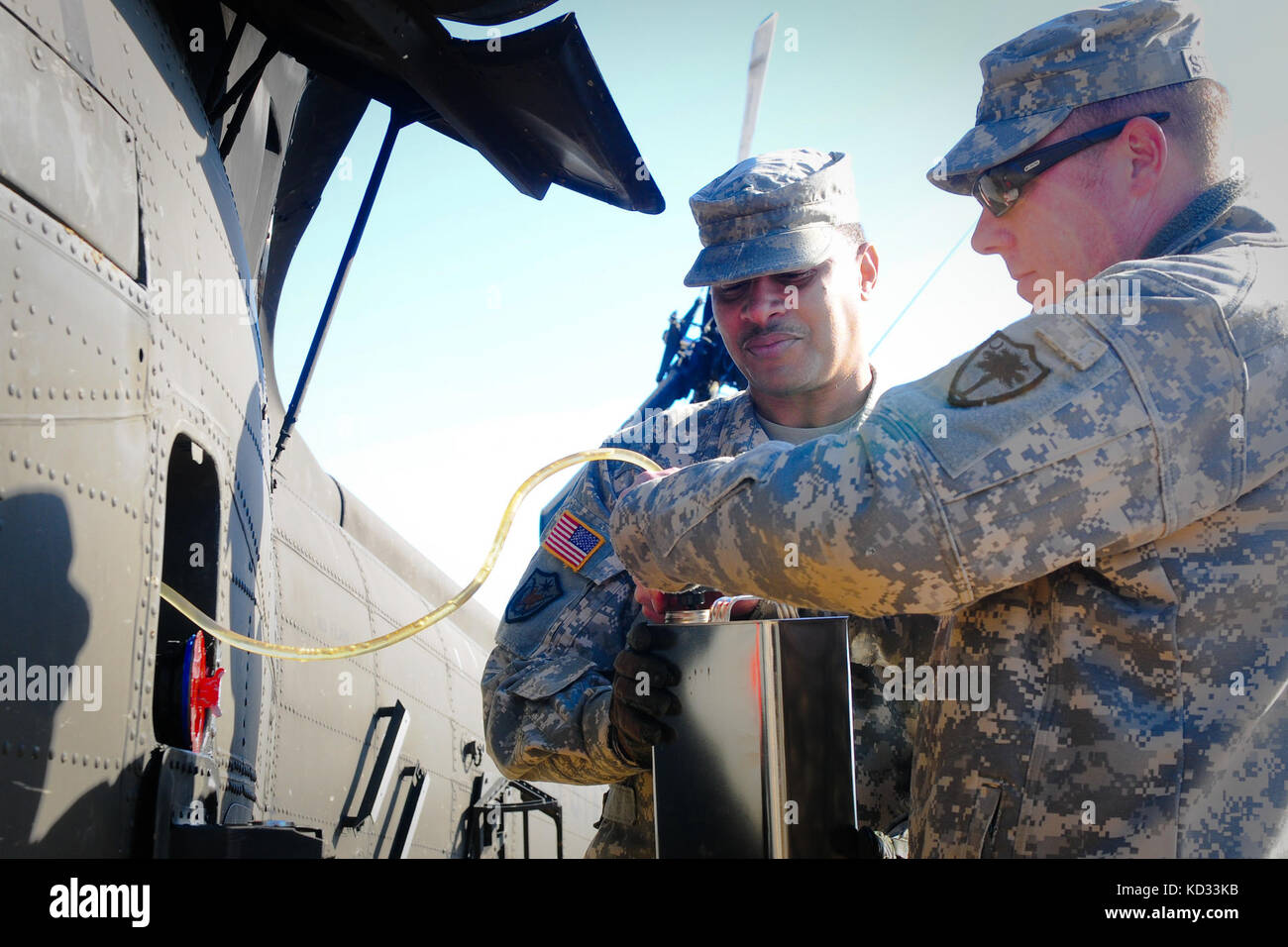 Us-Soldaten aus dem s.c. Army National Guard Arbeit auf ein UH-60 Black Hawk von loslösung 2 bereiten, Firma f, 1-171 st allgemeine Unterstützung aviation Battalion, s.c. Army National Guard, für Schleuder-load Bewegung zu mcentire joint National Guard, der eastover, s.c. dez. 7, 2014. Die Black Hawk, eine Notlandung in einem offenen Feld dez. 3, 2014 Aufgrund einer main Rotor Blade Fehlfunktion in Columbia, s.c. der Black Hawk wurde durch den Unfall Review Board zur Verwertung freigegeben und wurde über Sling - Last unter einem s.c. Army National Guard CH-47 Chinook Hubschrauber von Abteilung 1, b-Unternehmen transportiert, Stockfoto