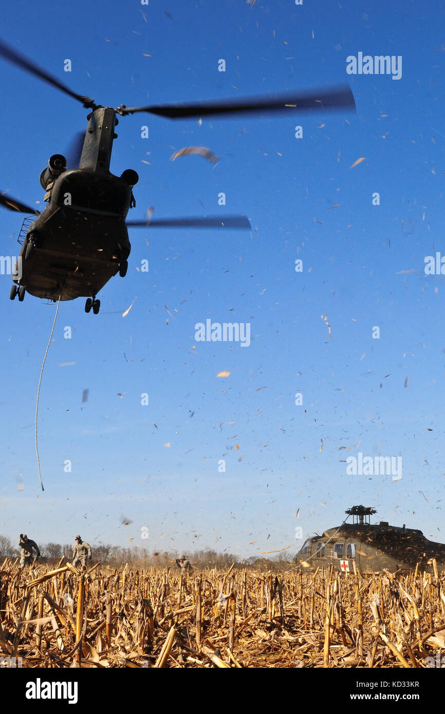 Us-Soldaten aus dem s.c. Army National Guard Arbeit auf ein UH-60 Black Hawk von loslösung 2 bereiten, Firma f, 1-171 st allgemeine Unterstützung aviation Battalion, s.c. Army National Guard, für Schleuder-load Bewegung zu mcentire joint National Guard, der eastover, s.c. dez. 7, 2014. Die Black Hawk, eine Notlandung in einem offenen Feld dez. 3, 2014 Aufgrund einer main Rotor Blade Fehlfunktion in Columbia, s.c. der Black Hawk wurde durch den Unfall Review Board zur Verwertung freigegeben und wurde über Sling - Last unter einem s.c. Army National Guard CH-47 Chinook Hubschrauber von Abteilung 1, b-Unternehmen transportiert, Stockfoto