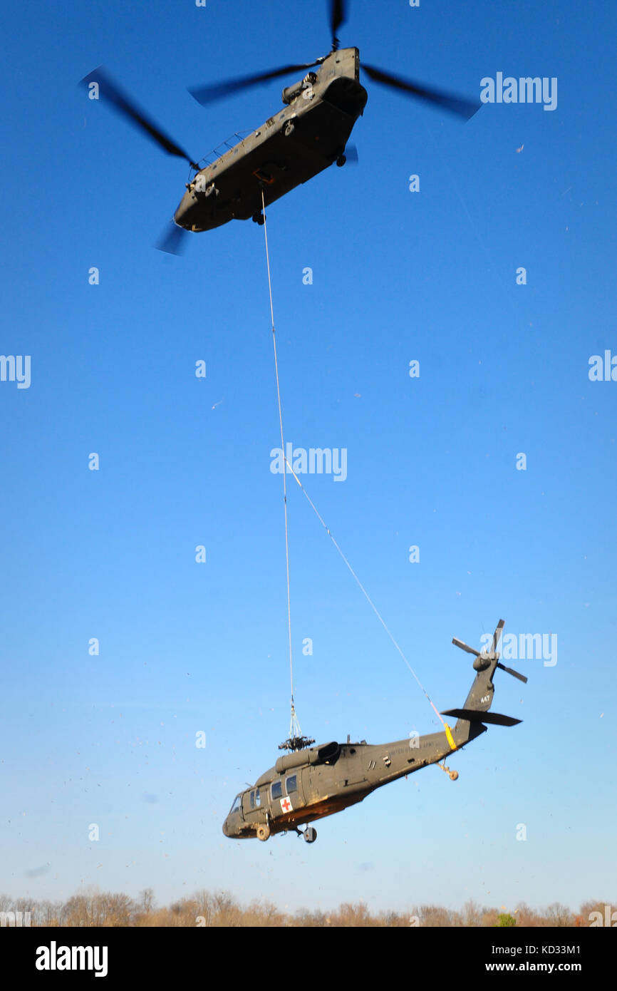 Us-Soldaten aus dem s.c. Army National Guard Schlinge laden ein UH-60 Black Hawk von Abteilung 2, Firma f, 1-171 st allgemeine Unterstützung aviation Battalion, s.c. Army National Guard, mcentire joint National Guard, der eastover, s.c. dez. 7, 2014. Die Black Hawk, eine Notlandung in einem offenen Feld dez. 3, 2014 Aufgrund einer main Rotor Blade Fehlfunktion in Columbia, s.c. der Black Hawk wurde durch den Unfall Review Board zur Verwertung freigegeben und wurde über Sling - Last unter einem s.c. Army National Guard CH-47 Chinook Hubschrauber von Abteilung 1, B-Company, 2-238 th allgemeine Unterstützung avia transportiert Stockfoto