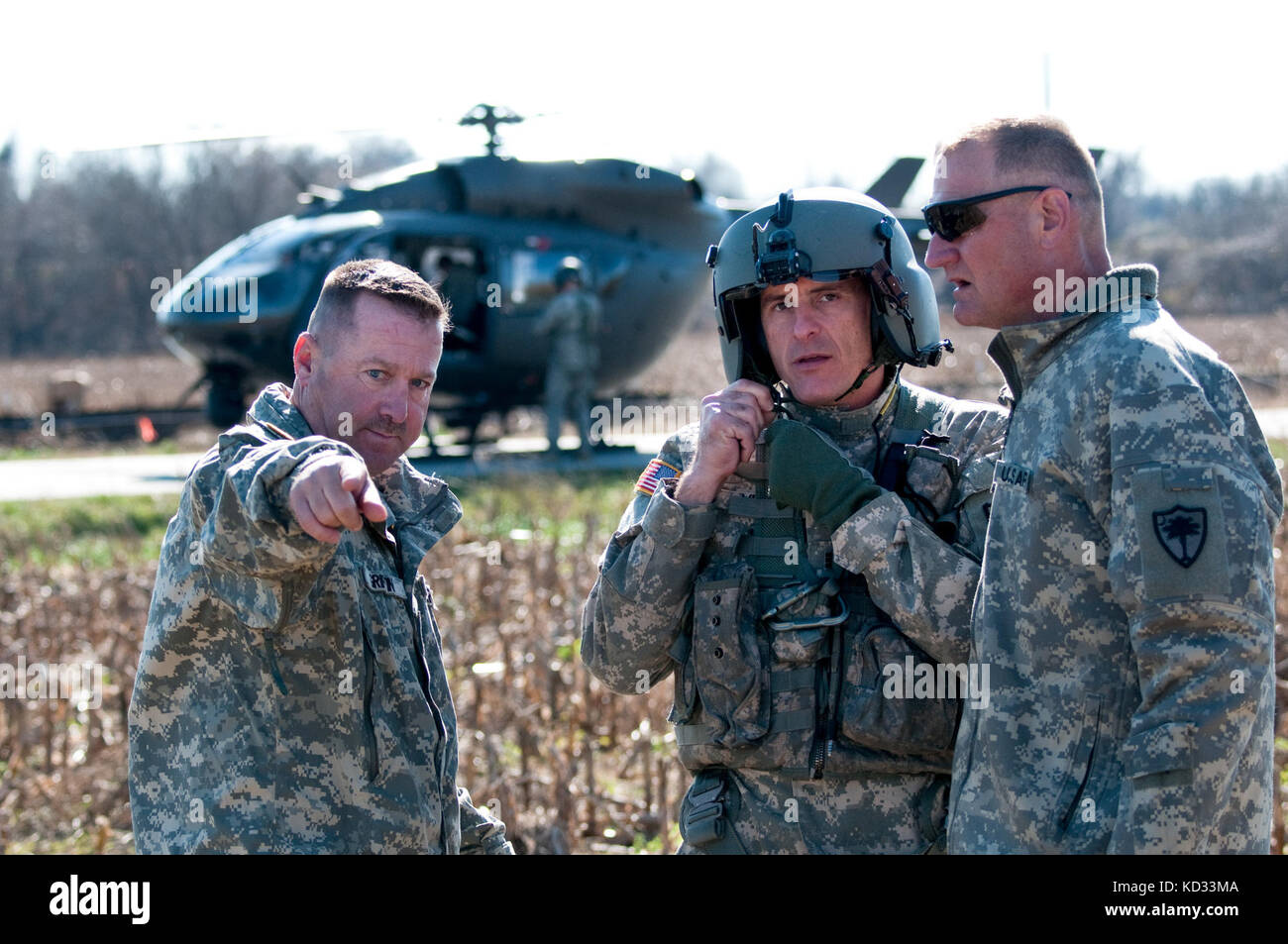 Us-Soldaten aus dem s.c. Army National Guard Arbeit auf ein UH-60 Black Hawk von loslösung 2 bereiten, Firma f, 1-171 st allgemeine Unterstützung aviation Battalion, s.c. Army National Guard, für Schleuder-load Bewegung zu mcentire joint National Guard, der eastover, s.c. dez. 7, 2014. Die Black Hawk, eine Notlandung in einem offenen Feld dez. 3, 2014 Aufgrund einer main Rotor Blade Fehlfunktion in Columbia, s.c. der Black Hawk wurde durch den Unfall Review Board zur Verwertung freigegeben und wurde über Sling - Last unter einem s.c. Army National Guard CH-47 Chinook Hubschrauber von Abteilung 1, b-Unternehmen transportiert, Stockfoto