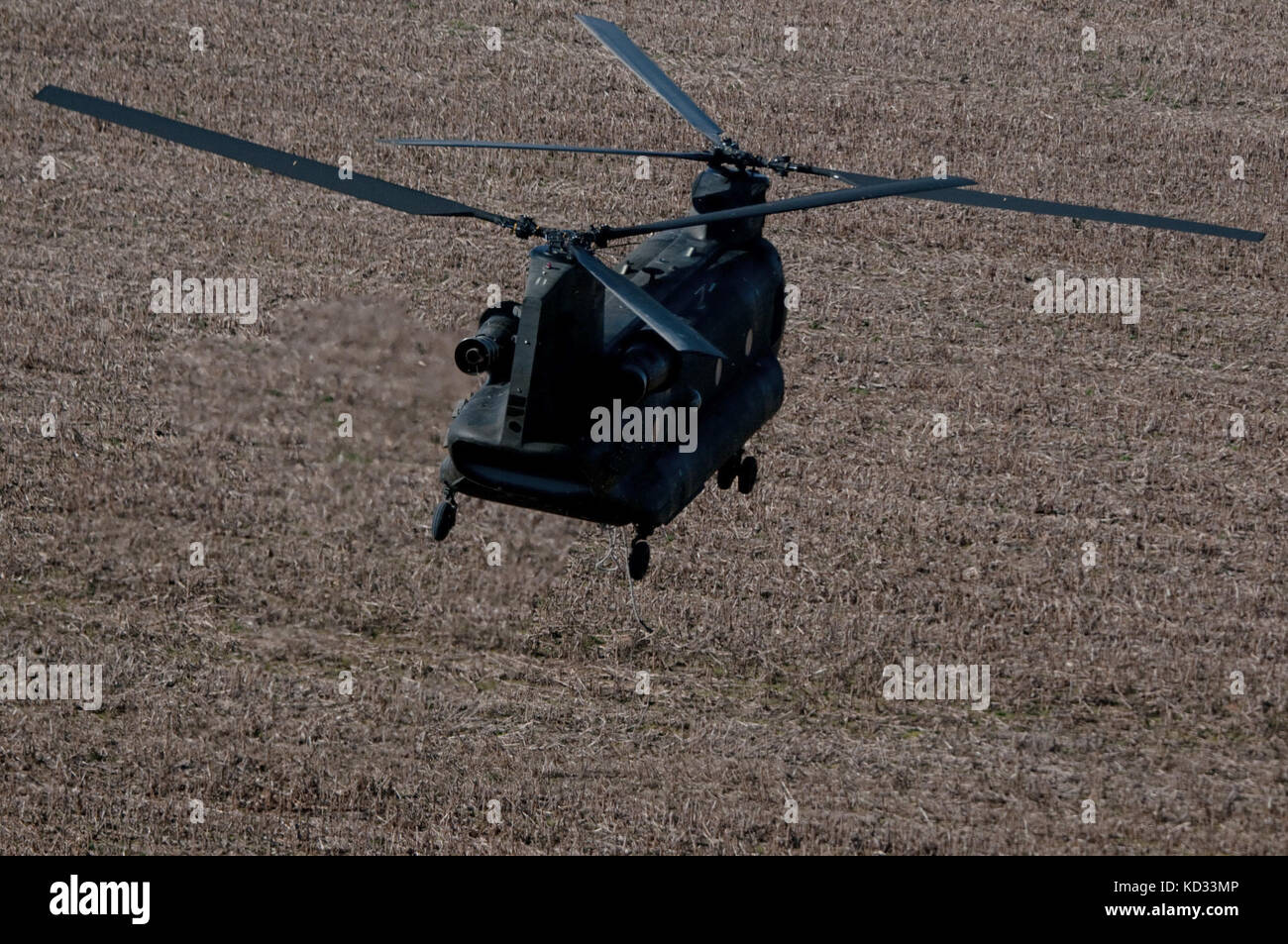 Us-Soldaten aus dem s.c. Army National Guard Schlinge laden ein UH-60 Black Hawk von Abteilung 2, Firma f, 1-171 st allgemeine Unterstützung aviation Battalion, s.c. Army National Guard, mcentire joint National Guard, der eastover, s.c. dez. 7, 2014. Die Black Hawk, eine Notlandung in einem offenen Feld dez. 3, 2014 Aufgrund einer main Rotor Blade Fehlfunktion in Columbia, s.c. der Black Hawk wurde durch den Unfall Review Board zur Verwertung freigegeben und wurde über Sling - Last unter einem s.c. Army National Guard CH-47 Chinook Hubschrauber von Abteilung 1, B-Company, 2-238 th allgemeine Unterstützung avia transportiert Stockfoto