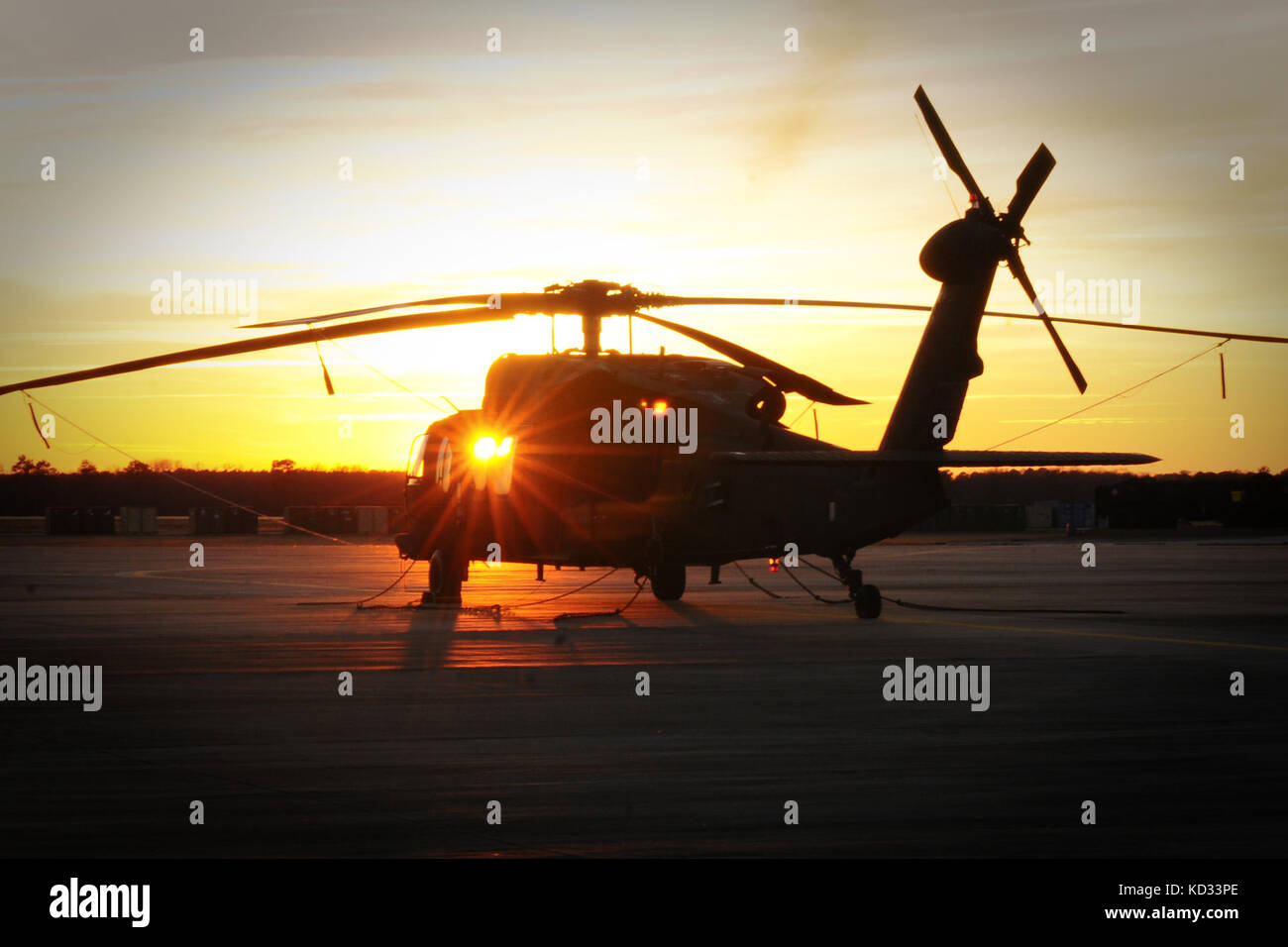 Piloten haben ihre Ausbildung Missionen zurückgekehrt und UH-60 Black Hawks sind auf dem Flug Linie gesichert, da die Sonne beginnt am Ende der Tag der Ausbildung auf mcentire joint National Guard, in Eastover, Jan S.C.. 10, 2015. (U.s. Army National Guard Foto von Sgt. Brian Calhoun/freigegeben) Stockfoto