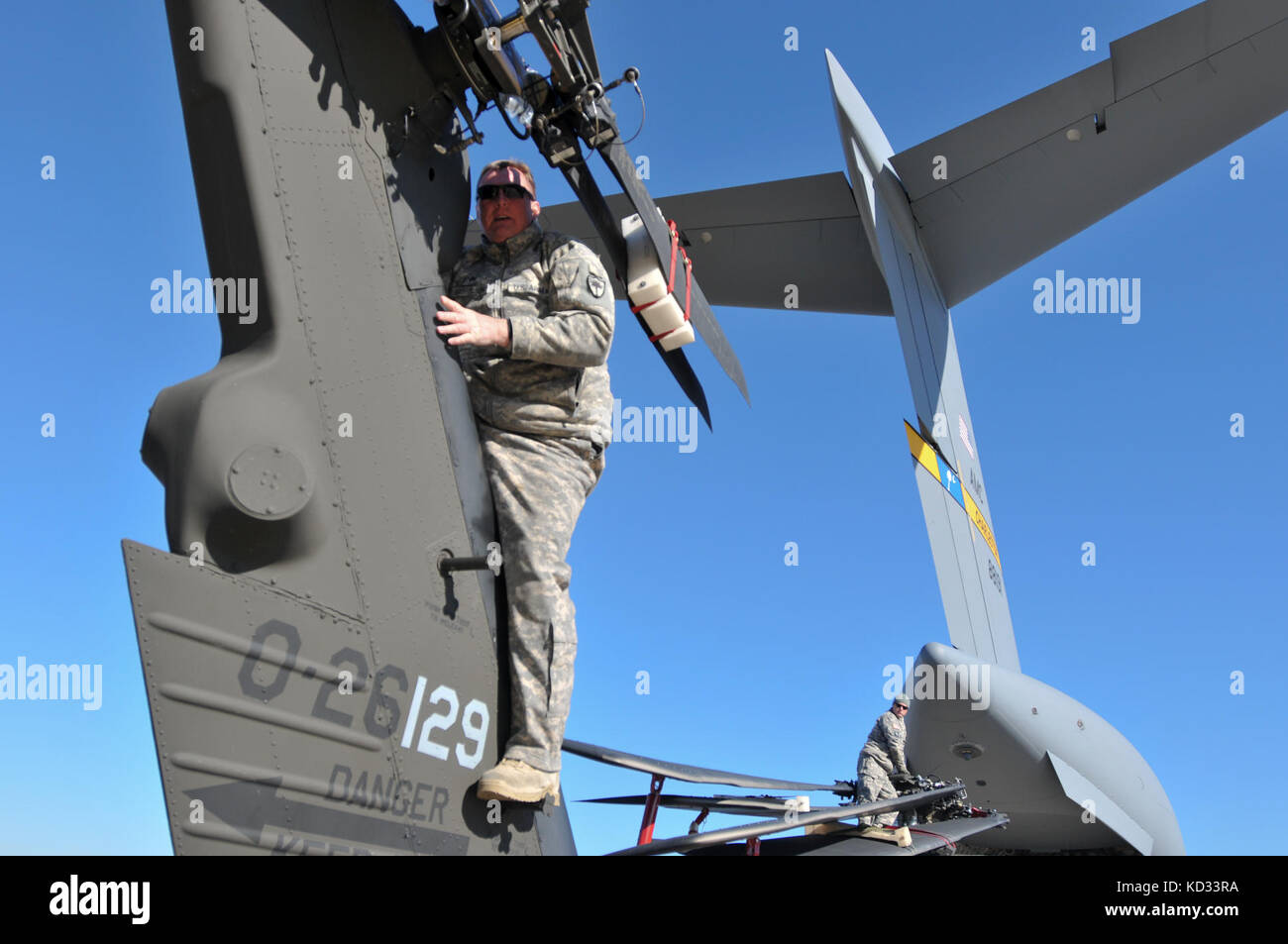 Us-Soldaten der Firma a, 1-111 th Aviation Battalion, South Carolina Army National Guard, ein UH-60 Black Hawk Last auf einem C-17 Globemaster III von der 701St airlift Squadron, 315 Airlift wing, Joint Base Charleston, während bohren Wochenende an mcentire joint National Guard, der Eastover, South Carolina, 10. Januar 2015. Die gemeinsame Übung können beide Einheiten wissen, Praxis zu gewinnen und Erfahrungen laden ein UH-60 Black Hawk, und bietet die Möglichkeit, für die South Carolina Army National Guard Zukunft kraft Projektion der Armee eines wissensbasierten Bestandteil einer gemeinsamen zu erfüllen Stockfoto