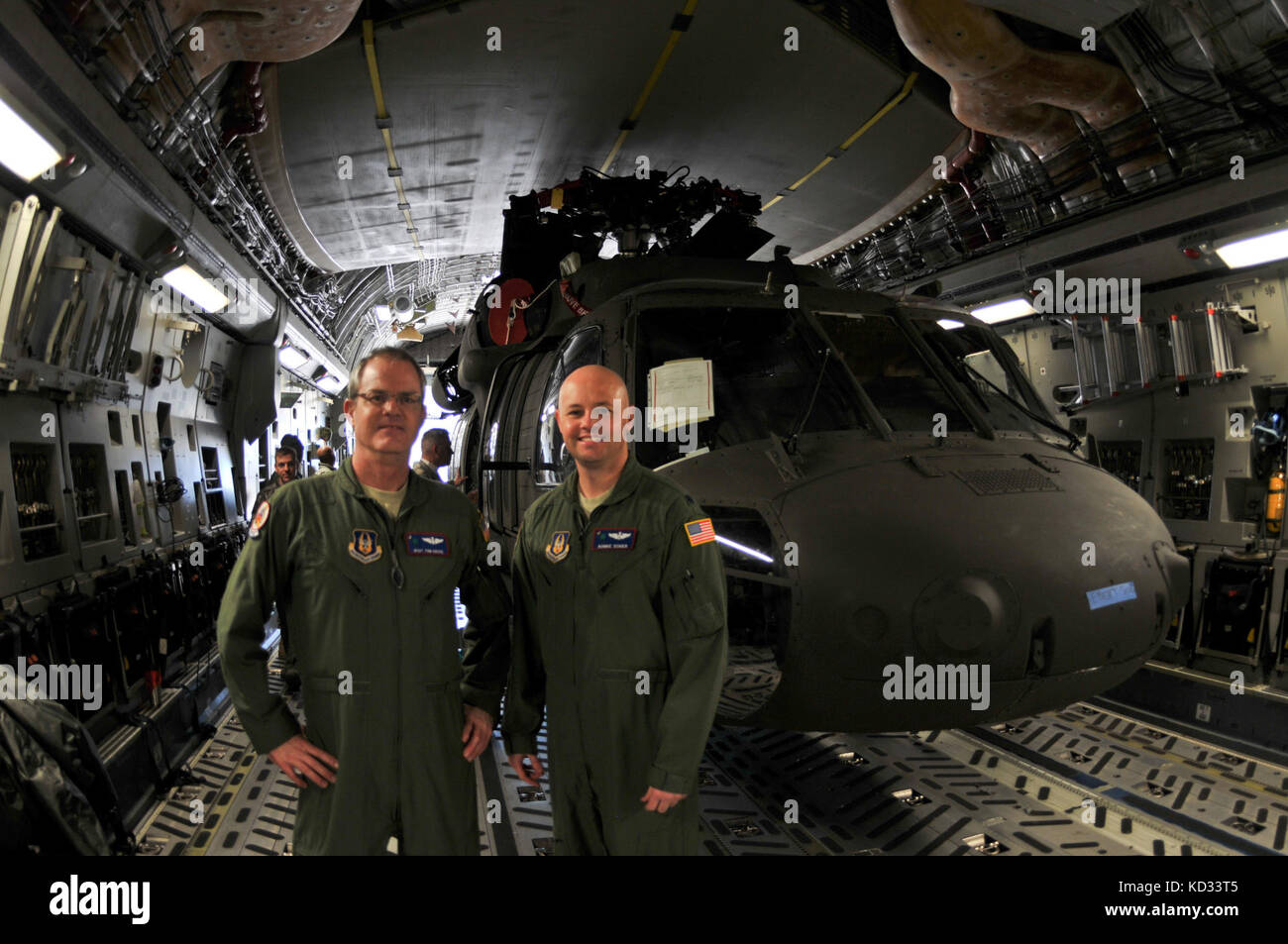 Us-Soldaten der Firma a, 1-111 th Aviation Battalion, South Carolina Army National Guard, ein UH-60 Black Hawk Last auf einem C-17 Globemaster III von der 701St airlift Squadron, 315 Airlift wing, Joint Base Charleston, während bohren Wochenende an mcentire joint National Guard, der Eastover, South Carolina, 10. Januar 2015. Die gemeinsame Übung können beide Einheiten wissen, Praxis zu gewinnen und Erfahrungen laden ein UH-60 Black Hawk, und bietet die Möglichkeit, für die South Carolina Army National Guard Zukunft kraft Projektion der Armee eines wissensbasierten Bestandteil einer gemeinsamen zu erfüllen Stockfoto