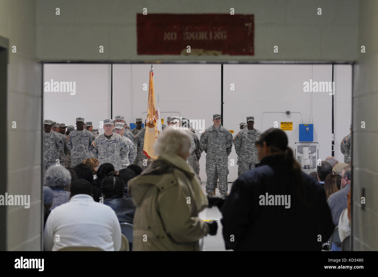 Familie und Freunde beobachten die Bildung von US-Soldaten an die 351 Aviation support Bataillon zugeordnet, s.c. Army National Guard, ‎ bei einem Gehäuse der Farben und ‎Deployment Zeremonie Feb. 15, 2015, im Army Aviation Flight Facility bei mcentire joint National Guard, der Eastover, South Carolina. Die 351 asb wird für etwa ein Jahr nach Kuwait die 185 Theater Aviation Brigade zu unterstützen, für den Betrieb spartan Schild. (U.s. Army National Guard Foto: Staff Sgt. Roberto Di Giovine/freigegeben) Stockfoto