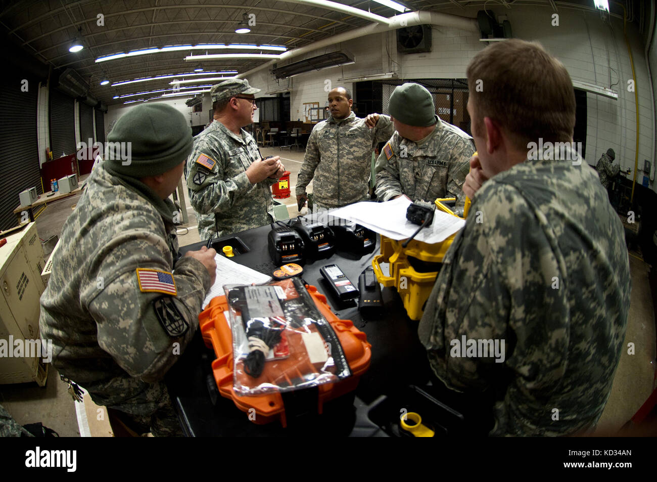 Us-Soldaten in der 228Th signal Brigade, s.c. Army National Guard, prüfen 800 mhz Radio und Satelliten-Telefone für wrecker Teams, wenn nötig, um die Reaktionszeit zu Anstrengungen für Schnee erwartet die Upstate, Greenville, s.c. Feb zu unterstützen. 25., 2015. reg. nikki Haley den Ausnahmezustand, um für staatliche Agenturen, Vorbereitungen für den winter storm Meteorologen Vorhersagen werden große Mengen von Schnee bringen auf die südöstliche Region der usa (u.s. Army National Guard Foto: Staff Sgt. roby Di Giovine/freigegeben) Stockfoto