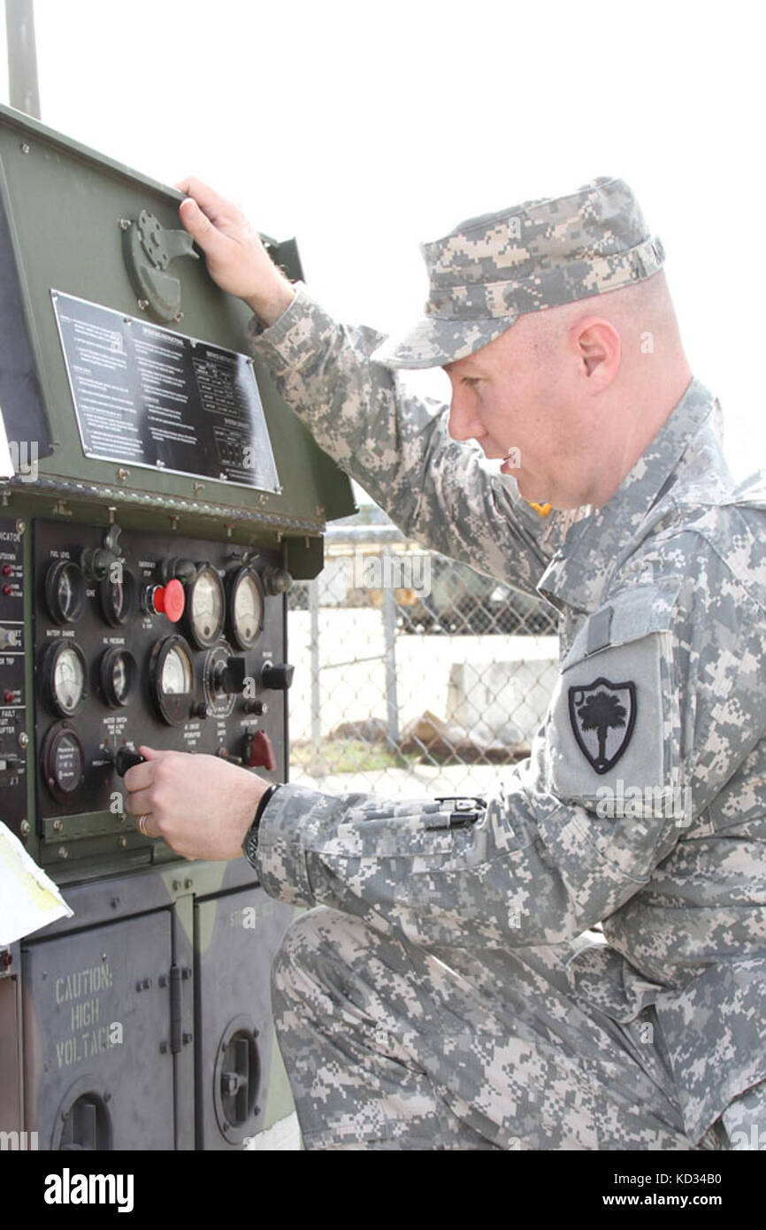 Südcarolina Nationalgarde Sgt. Brad mincey 108. öffentliche Angelegenheiten Loslösung Generator startet vor der vigiliant Guard 15 zu starten. wachsam Guard ist eine Reihe von staatlich geförderten Disaster Notfallübungen durch National Guard Einheiten durchgeführt Zusammenarbeit mit Bundes-, Landes- und lokale Emergency Management Agenturen und Ersthelfer. (U.s. Army National Guard Foto von Sgt. Kevin Pickering/freigegeben) Stockfoto