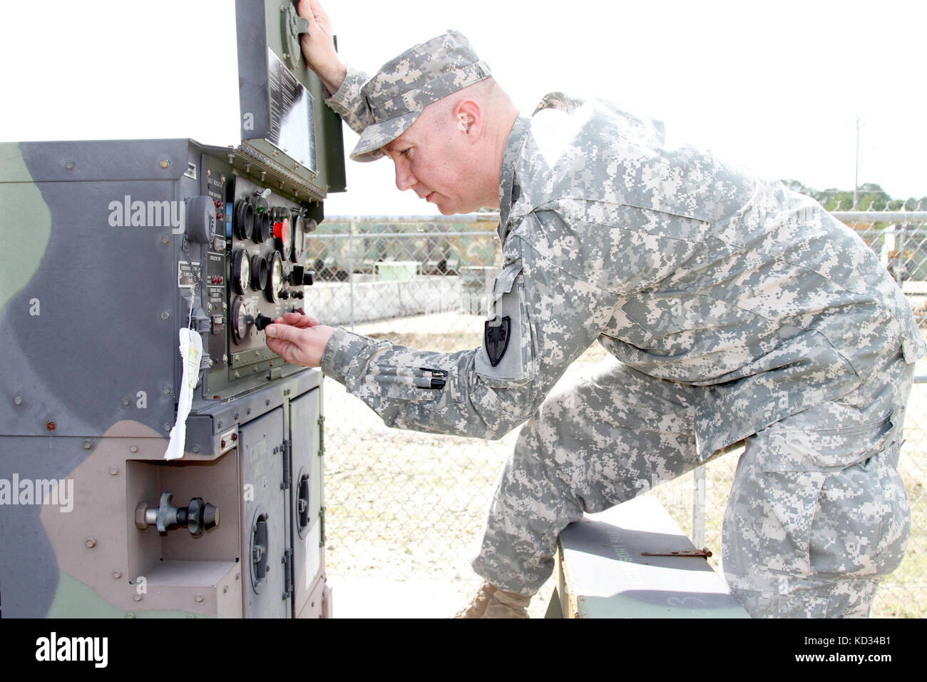 Südcarolina Nationalgarde Sgt. Brad mincey 108. öffentliche Angelegenheiten Loslösung Generator startet vor der vigiliant Guard 15 zu starten. wachsam Guard ist eine Reihe von staatlich geförderten Disaster Notfallübungen durch National Guard Einheiten durchgeführt Zusammenarbeit mit Bundes-, Landes- und lokale Emergency Management Agenturen und Ersthelfer. (U.s. Army National Guard Foto von Sgt. Kevin Pickering/freigegeben) Stockfoto