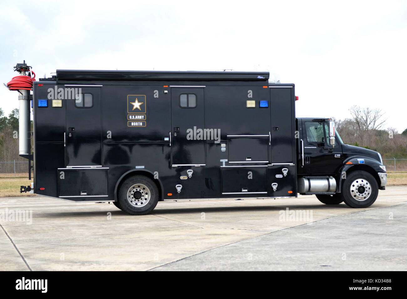 Statisches Foto des Funkkommunikationsfahrzeugs der U.S. Army North Task Force 51, "The Sentinel", aufgenommen am 5. März 2015 auf der McEntyre Joint National Guard Base. (USA Air National Guard Foto von Airman 1st Class Ashleigh S. Pavelek/veröffentlicht) Stockfoto