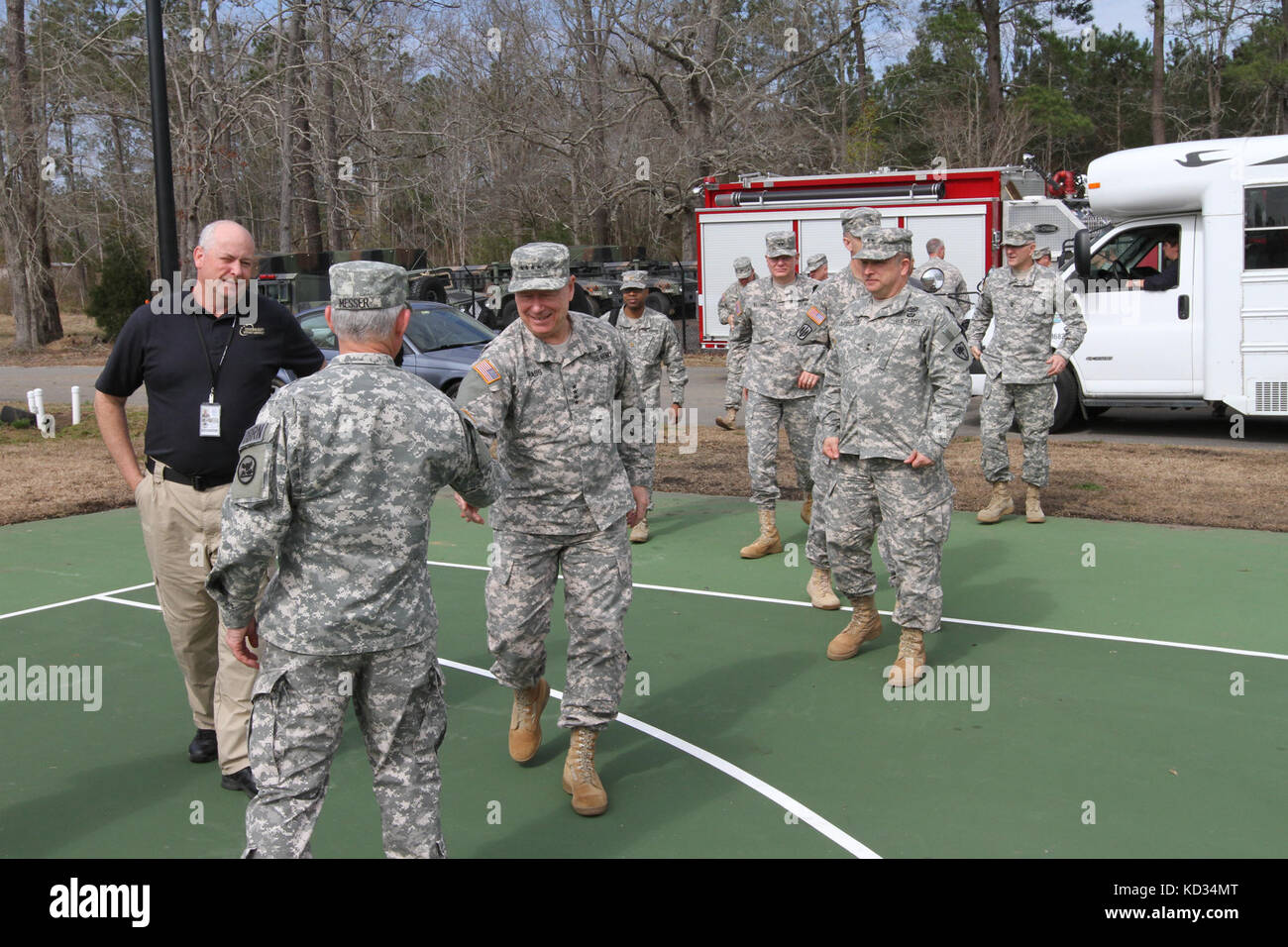 Lt.Col. Stephen Messer, us Northern Command, begrüßt gen. Frank j. Gras, Chief, National Guard Bureau, Maj.gen.Robert e. Livingston, jr., Adjutant General für South Carolina. und andere Würdenträger regionalen Resource Center in Georgetown zu choppee, s.c., einem der Ausbildung Standorte für wachsam Guard 15, 9. März 2015. Die Würdenträger bereiste den Komplex, in dem eine Vielzahl von Schulungen und Übungen durchgeführt wurden und mit Soldaten der Nationalgarde von South Carolina und Georgia besucht sowie lokalen und staatlichen Notfallhelfer. Gras, livingston und die anderen Vips beobachtet soldie Stockfoto