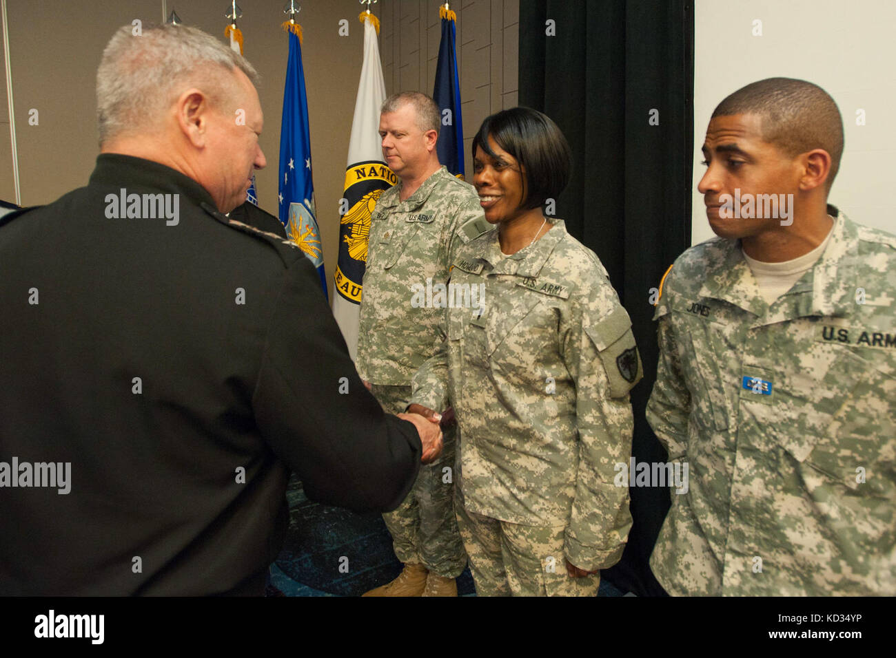 US Army General Frank Grass, der Chef des Büros der Nationalgarde und Mitglied der Joint Chiefs of Staff, würdigt Mitglieder der Nationalgarde der S.C., die die Senior Leadership Conference der Garde in Greenville, S.C., 20. Juni 2013, unterstützten. (USA Air National Guard Foto Von Staff Sgt. Jorge Intriago/Freigegeben) Stockfoto