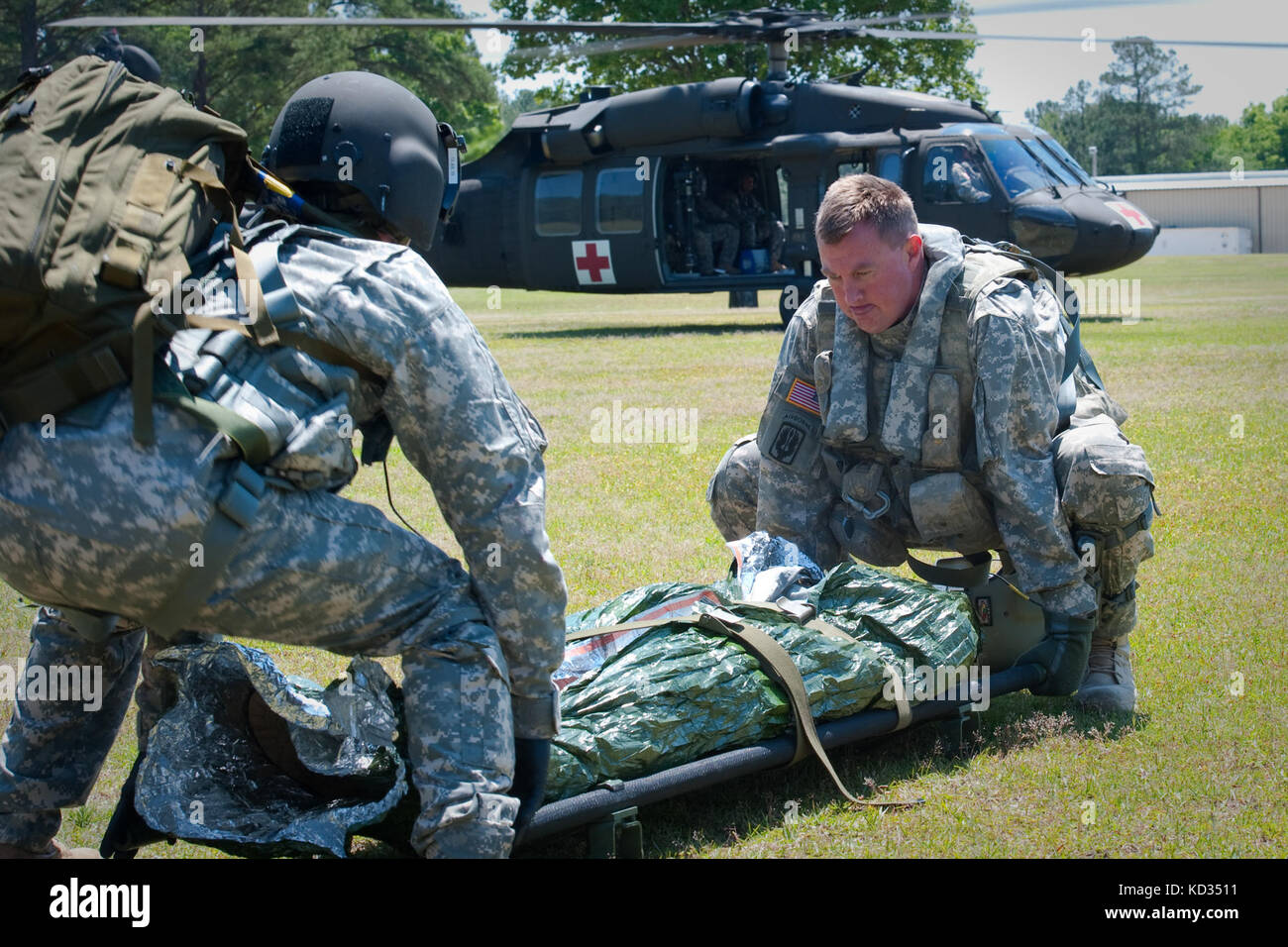 Spc. Chris Harrelson von Company A, 1-111. General Aviation Support Battalion, South Carolina Army National Guard, bereitet sich darauf vor, im Rahmen einer Personalwiederherstellung und einer Flugzeugschulung im McCrady Training Center, Eastover, S.C., 3. Mai 2015, einen Unfallopfer in ein nahegelegenes MEDEVAC zu verlegen. Die Schulung ermöglichte es den Besatzungen, Erfahrung und Vertrauen in die Verfahren zur Personalwiederherstellung in Verbindung mit der Ausführung von Aufgaben des Armeekriegers aufzubauen, um sicherzustellen, dass das Bataillon auf Situationen vorbereitet ist, die entweder aus CONUS- oder OCONUS-Bereitstellungen resultieren. (USA Foto der Armee-Nationalgarde von Sgt. Brian Calhoun/Relea Stockfoto