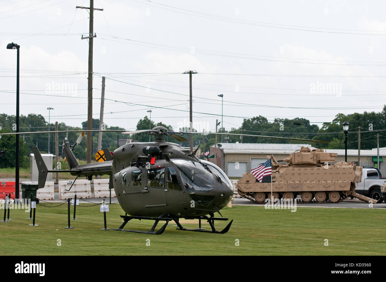 "UH-72A Lakota zugewiesen an Firma A, 2-151st Security and Support Aviation Battalion, S.C. Army National Guard, geparkt am Greer City Park, Greer, South Carolina, 27. Juni 2015. Die UH-72A Lakota Demonstration war Teil einer S.C. Armee National Guard Community Outreach Initiative zur Unterstützung der Stadt Greer, anlässlich der Freedom Blast, eine ganztägige Veranstaltung zur Feier der Freiheit Amerikas und der US-Streitkräfte. Die Nationalgarde der S.C. Army trug zu der Veranstaltung bei und präsentierte die Fähigkeiten eines Hubschraubers der Lakota UH-72A, eines M2 Bradley Infantry Fighting Vehicle (IFV) und eines Sever Stockfoto